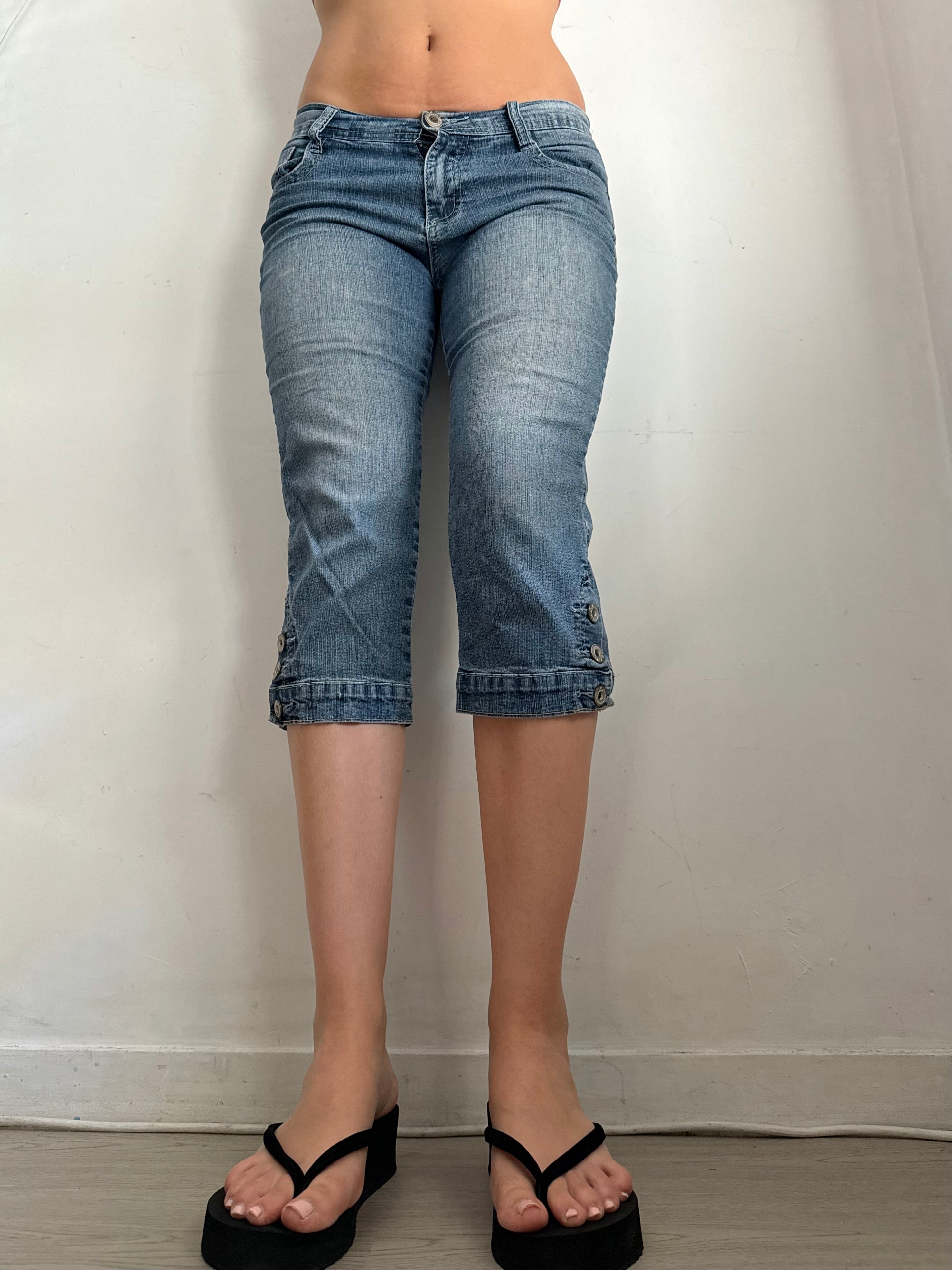 Blue denim low rise capri pants (S/M)