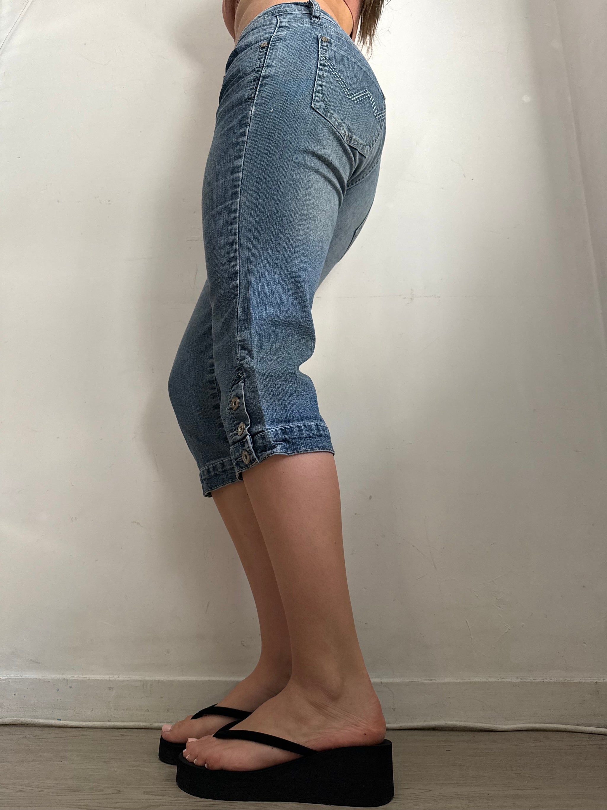 Blue denim low rise capri pants (S/M)
