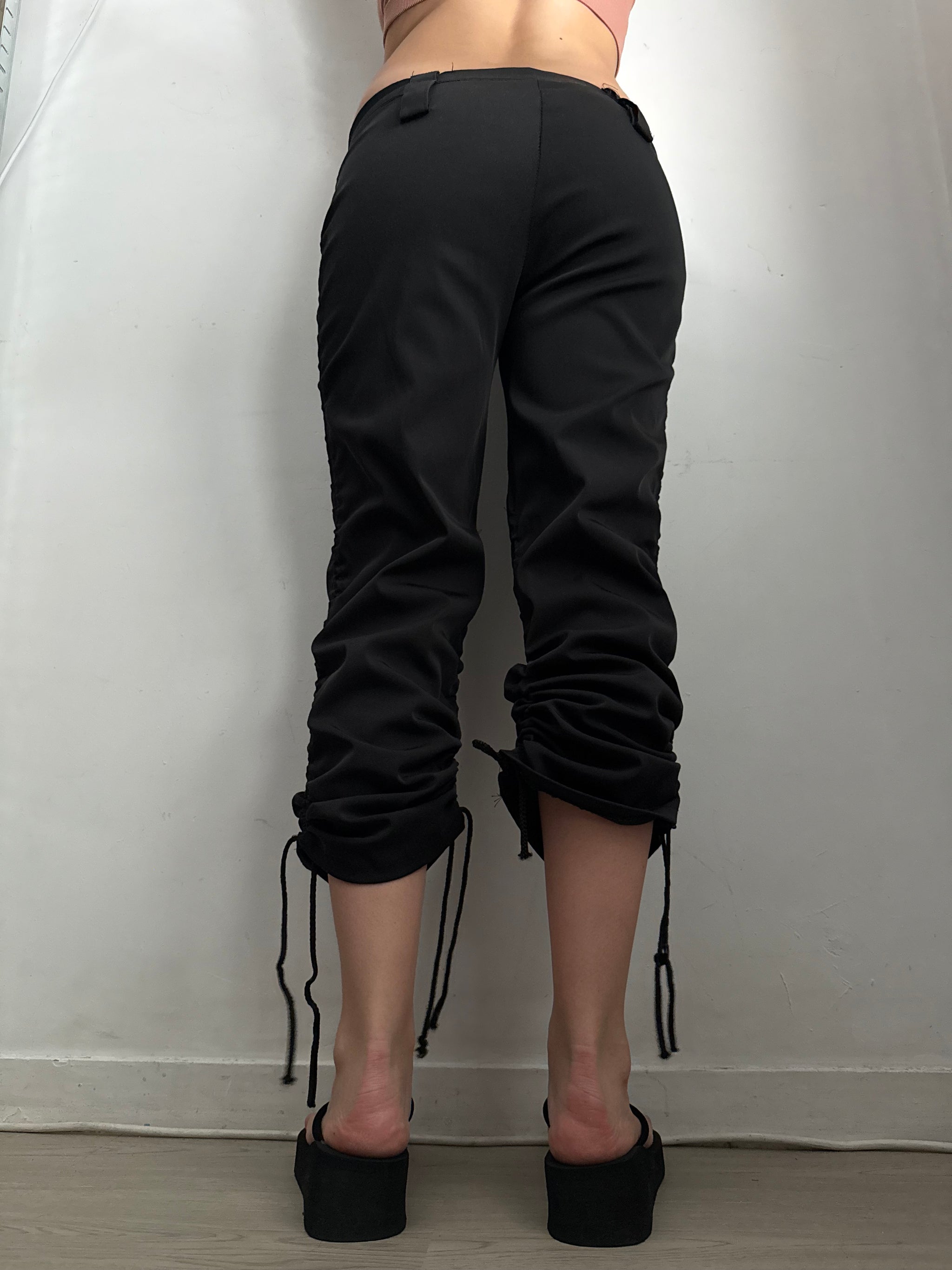 Black ruched low rise capri pants (M/L)
