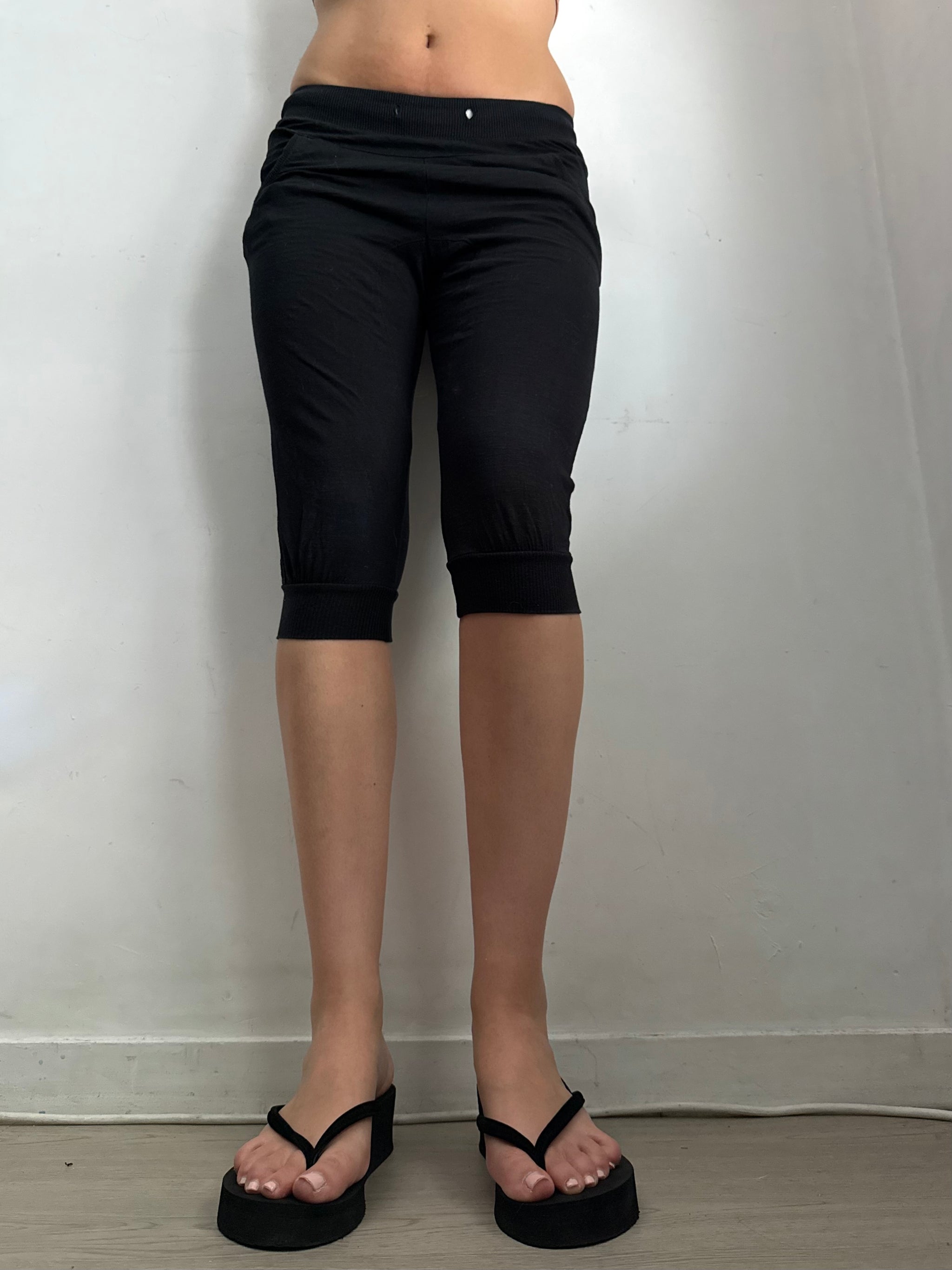 Black cotton activewear low waist capri pants (XS)