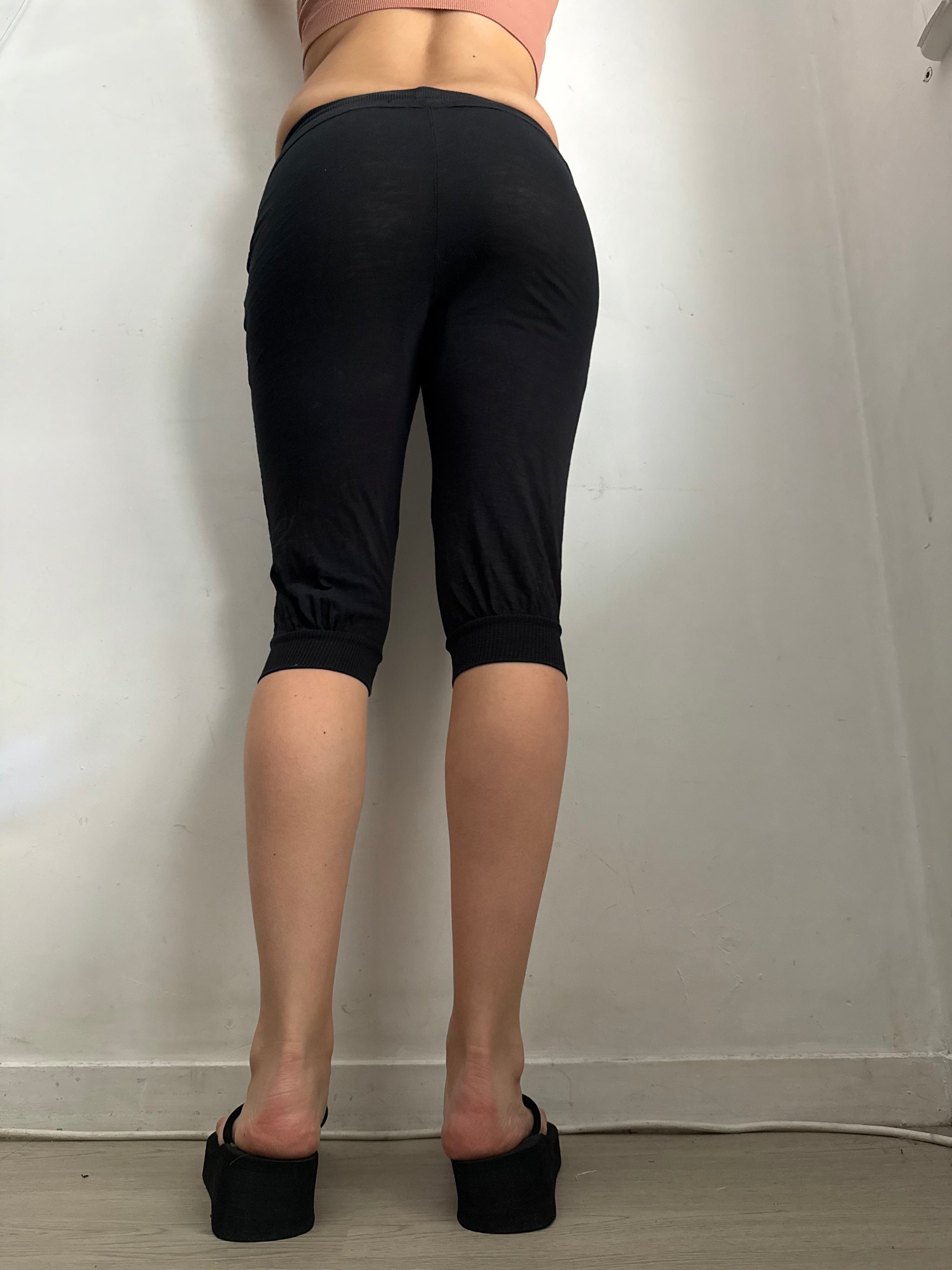 Black cotton activewear low waist capri pants (XS)