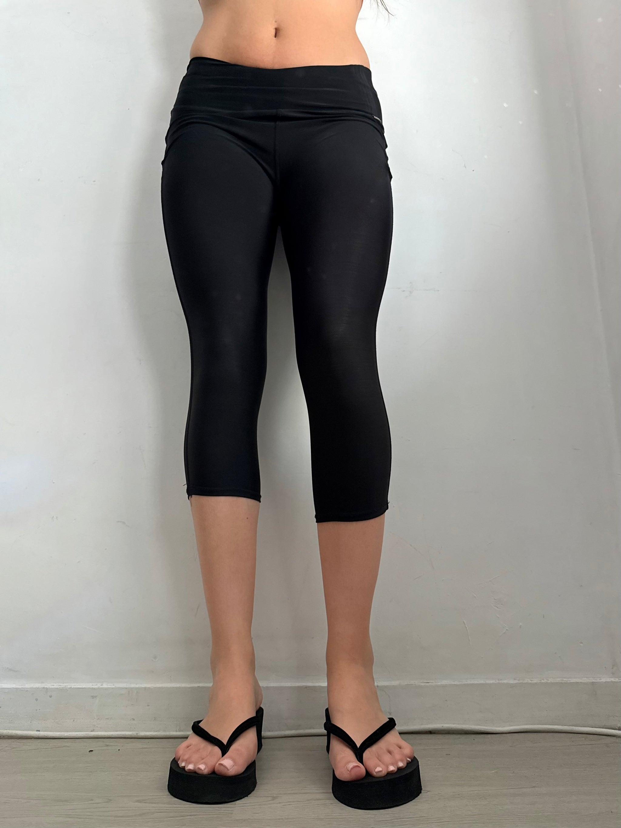 Black stretchy activewear low rise capri pants (S)