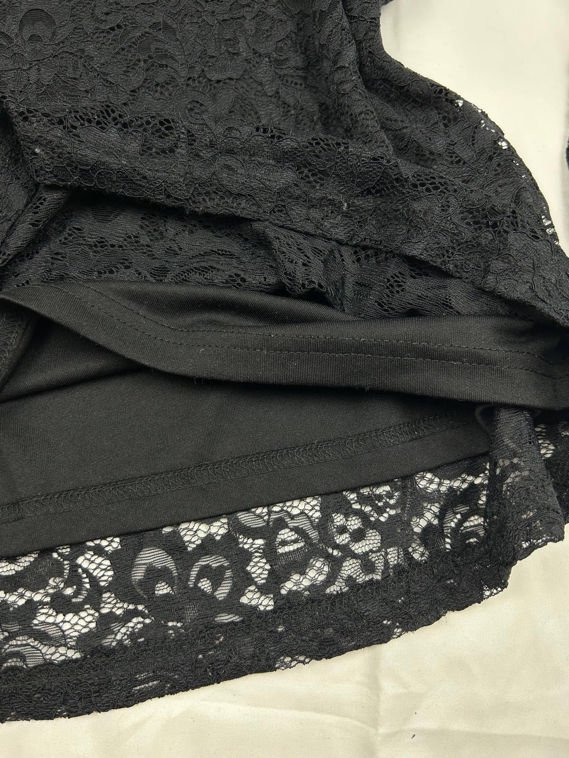 Black lace lined long sleeves top (M)