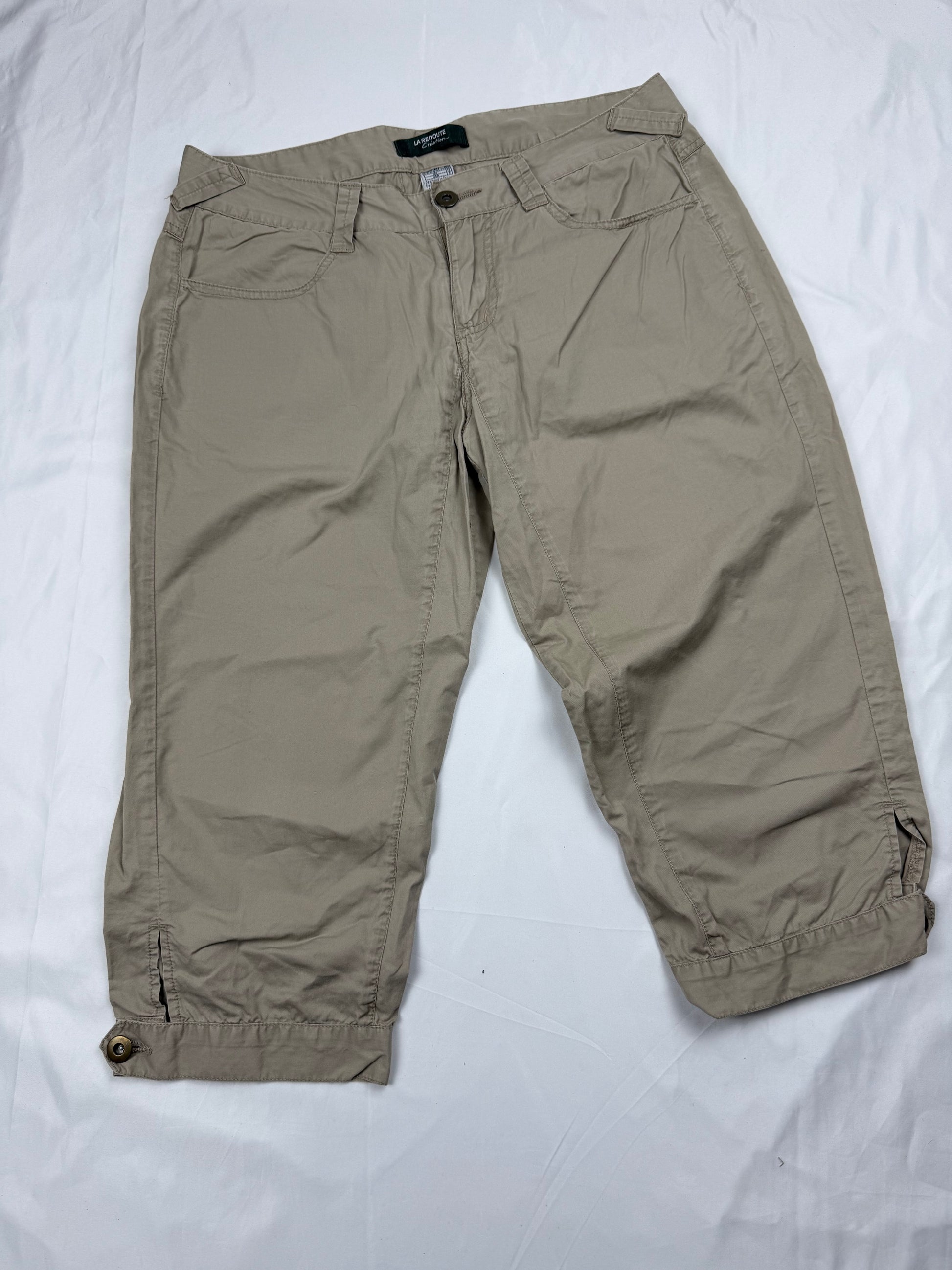 Beige low rise cargo capri pants (M)