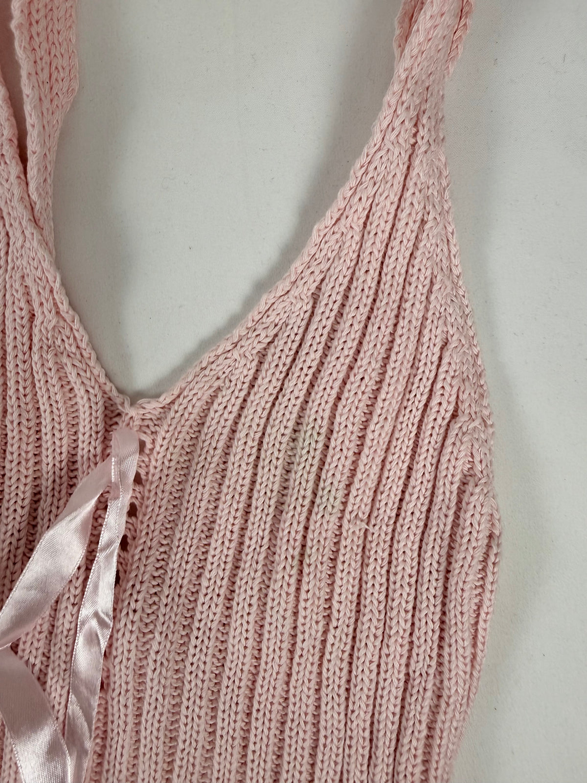 Mini-robe en maille grise à manches courtes avec nouage (S)