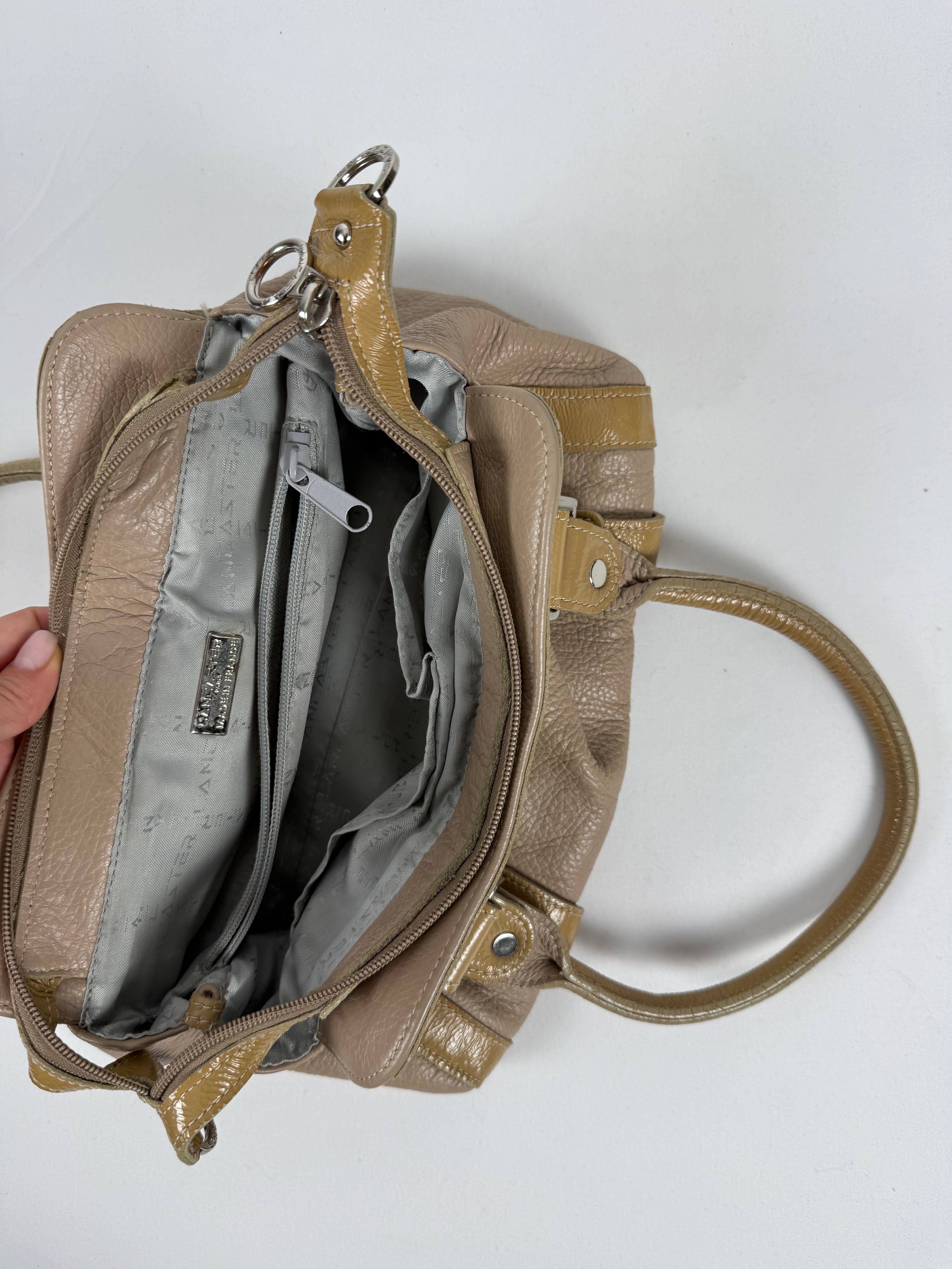Sac à bandoulière gris avec breloques (20x38 cm)