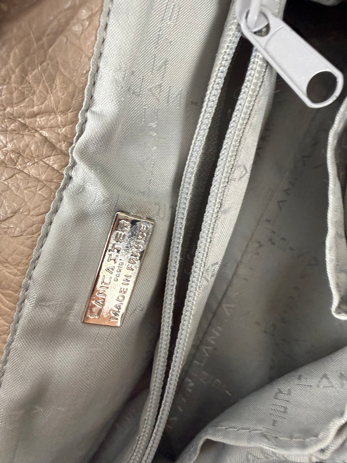 Sac à bandoulière gris avec breloques (20x38 cm)