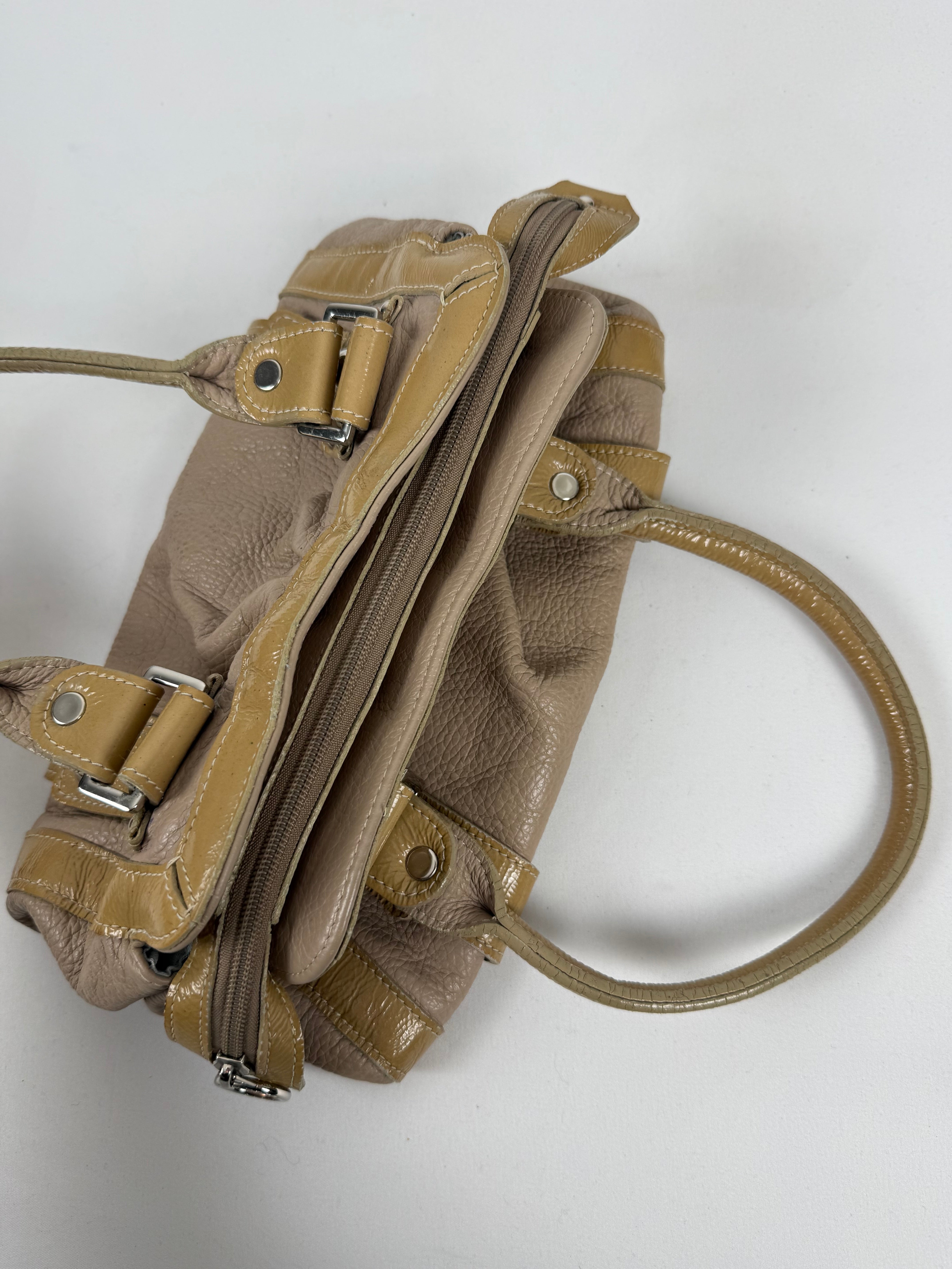 Sac à bandoulière gris avec breloques (20x38 cm)