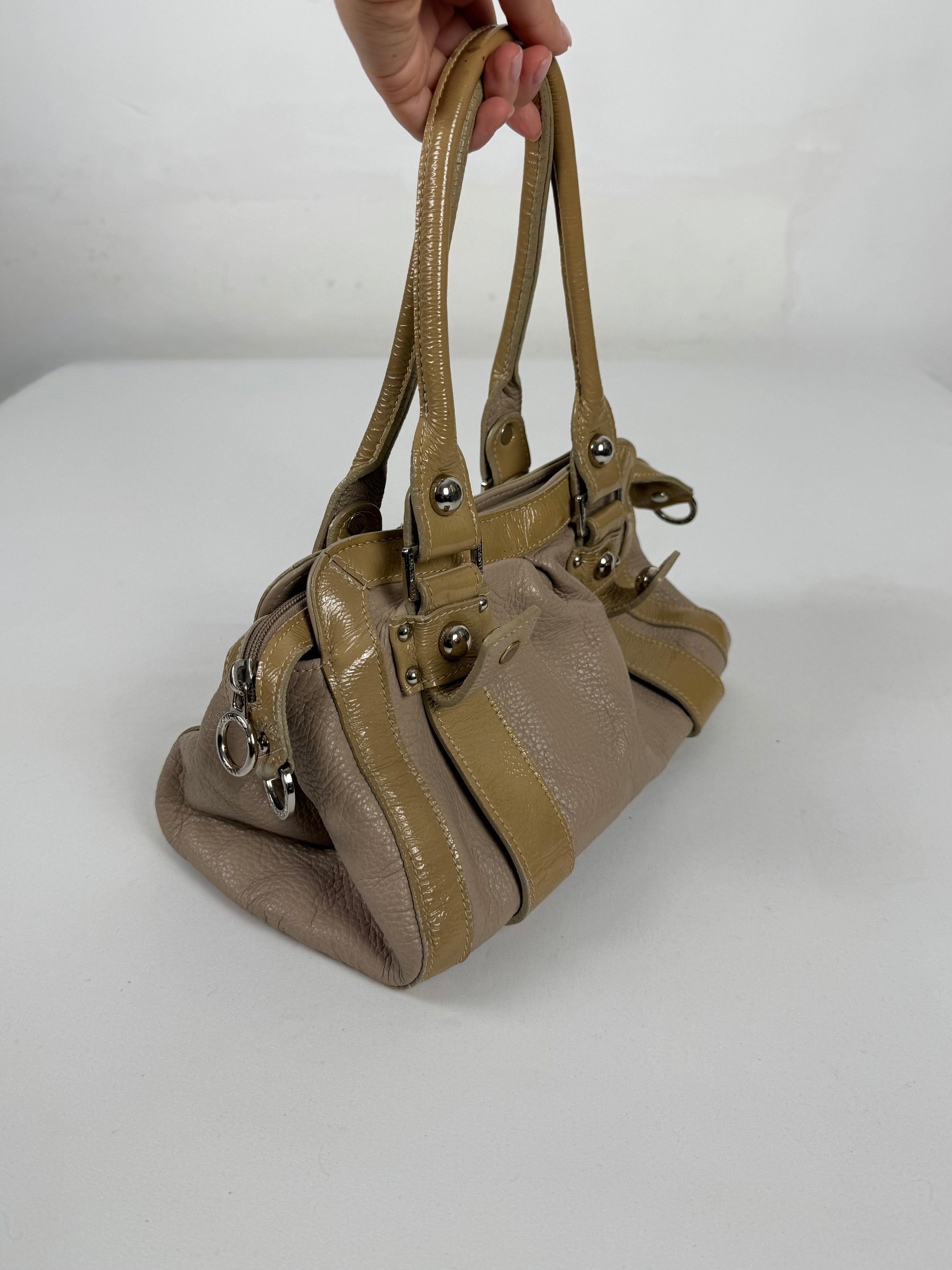 Sac à bandoulière gris avec breloques (20x38 cm)