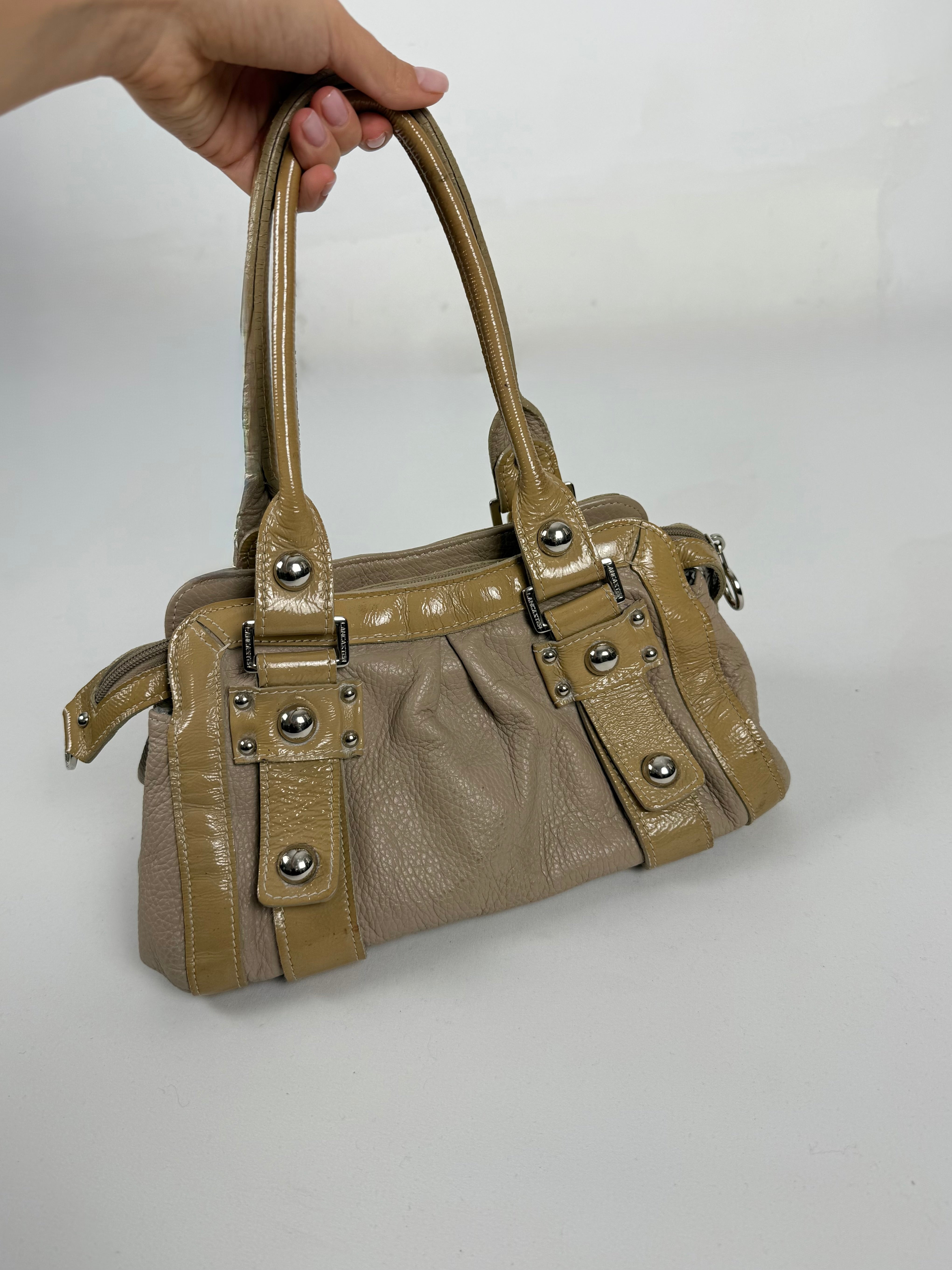 Sac à bandoulière gris avec breloques (20x38 cm)