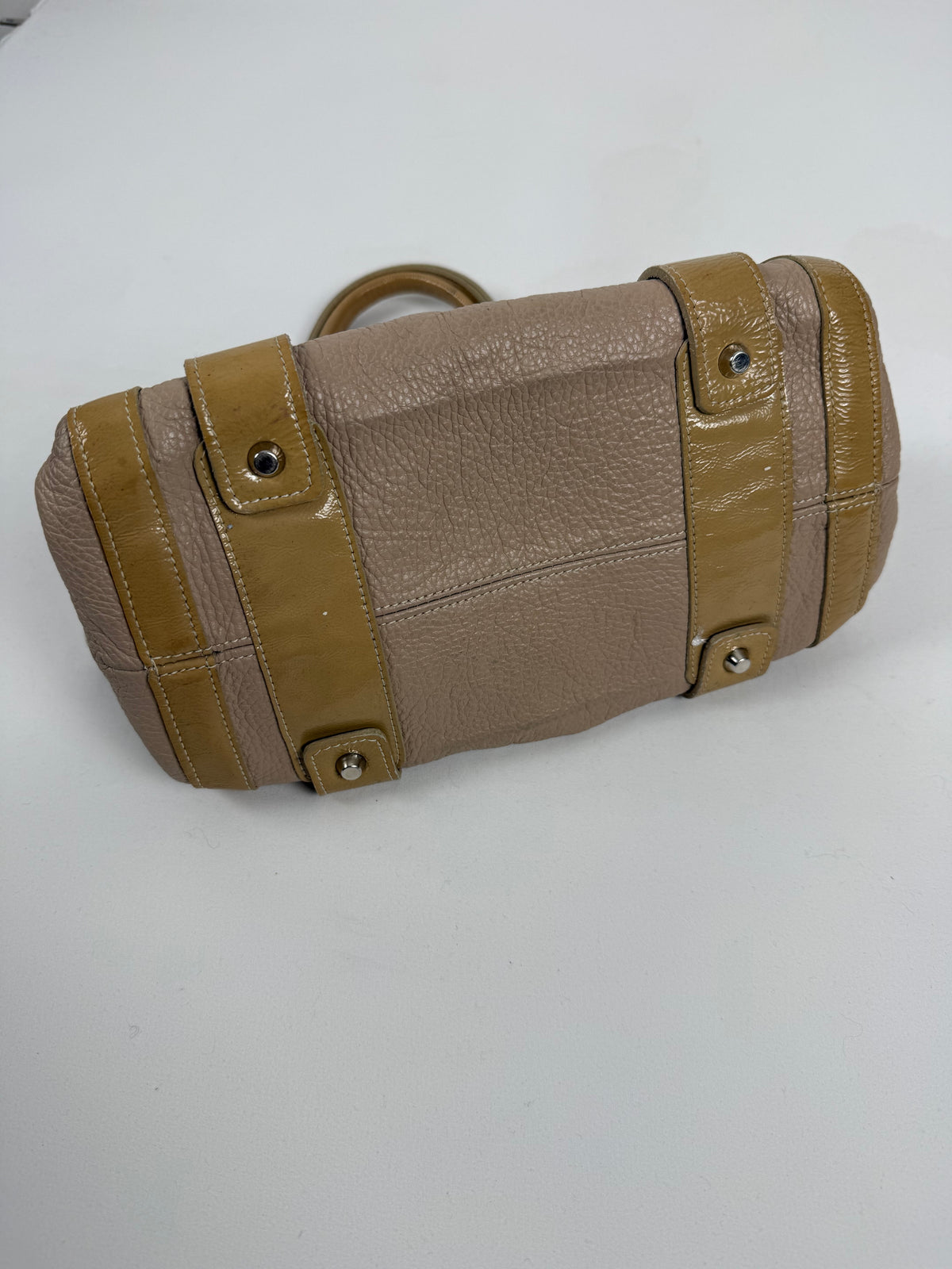 Sac à bandoulière gris avec breloques (20x38 cm)