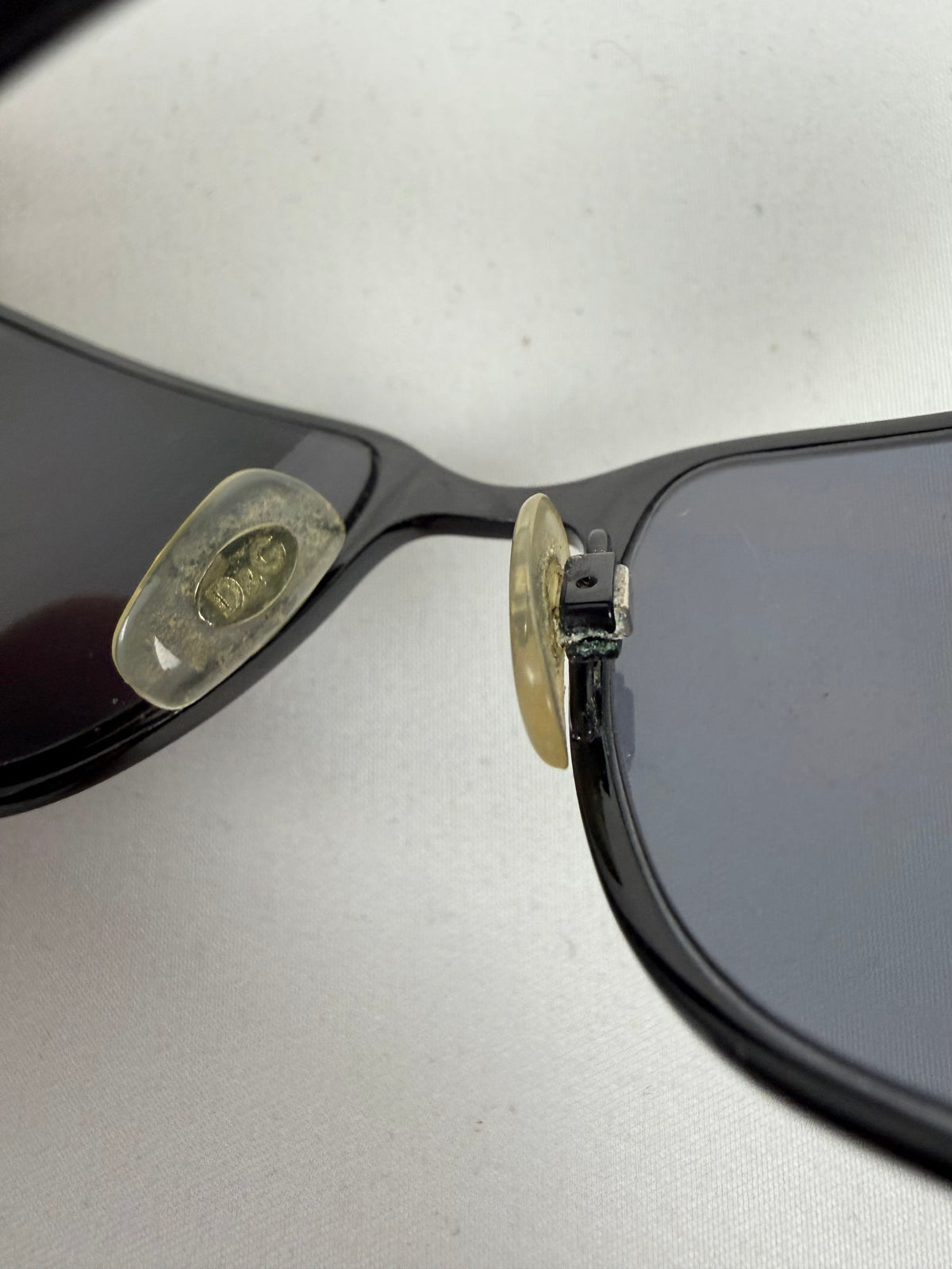 Lunettes de vue grises et argentées pour le bureau