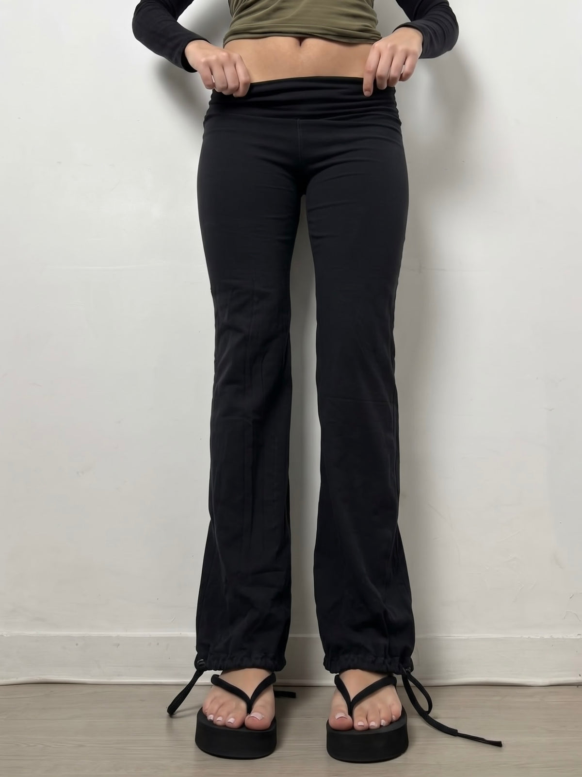 Pantalon droit taille basse en jean noir (XS)