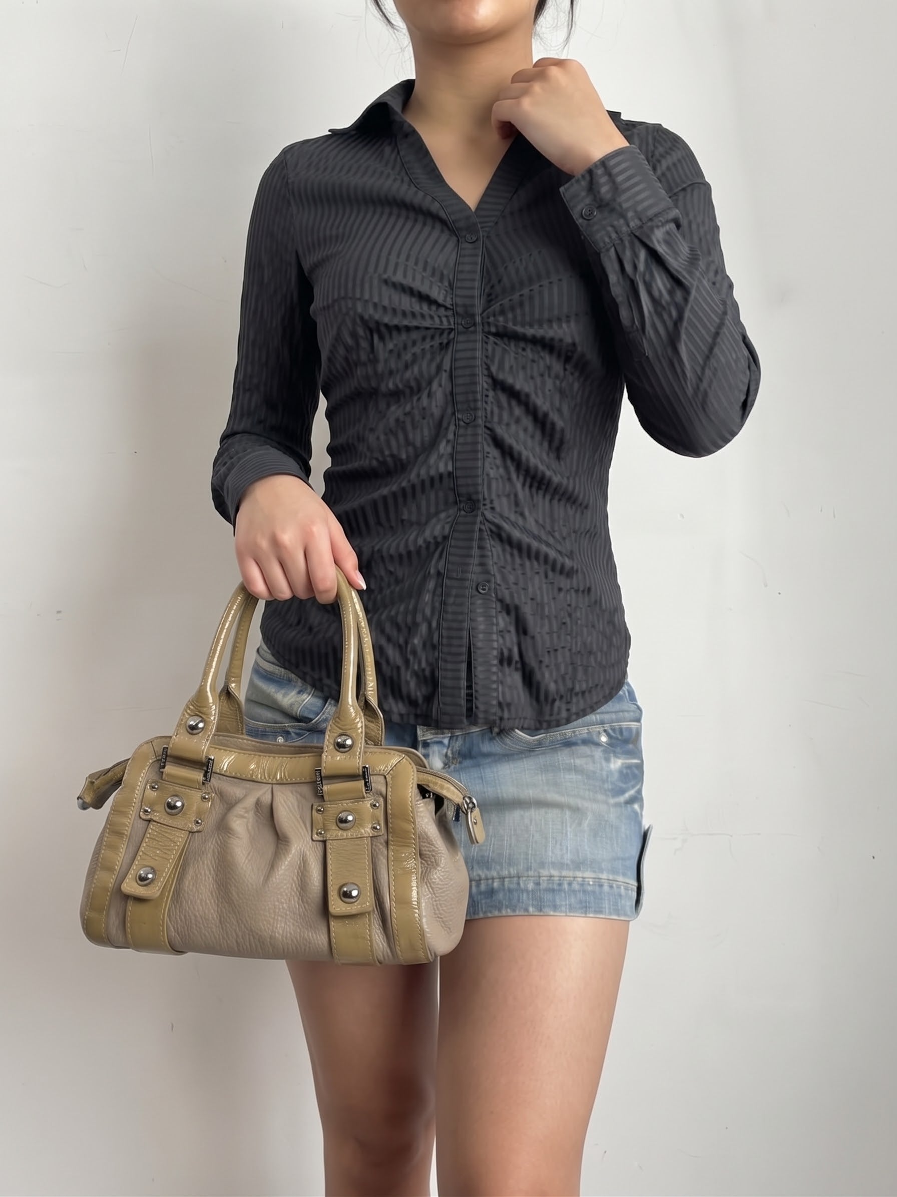 Sac à bandoulière gris avec breloques (20x38 cm)