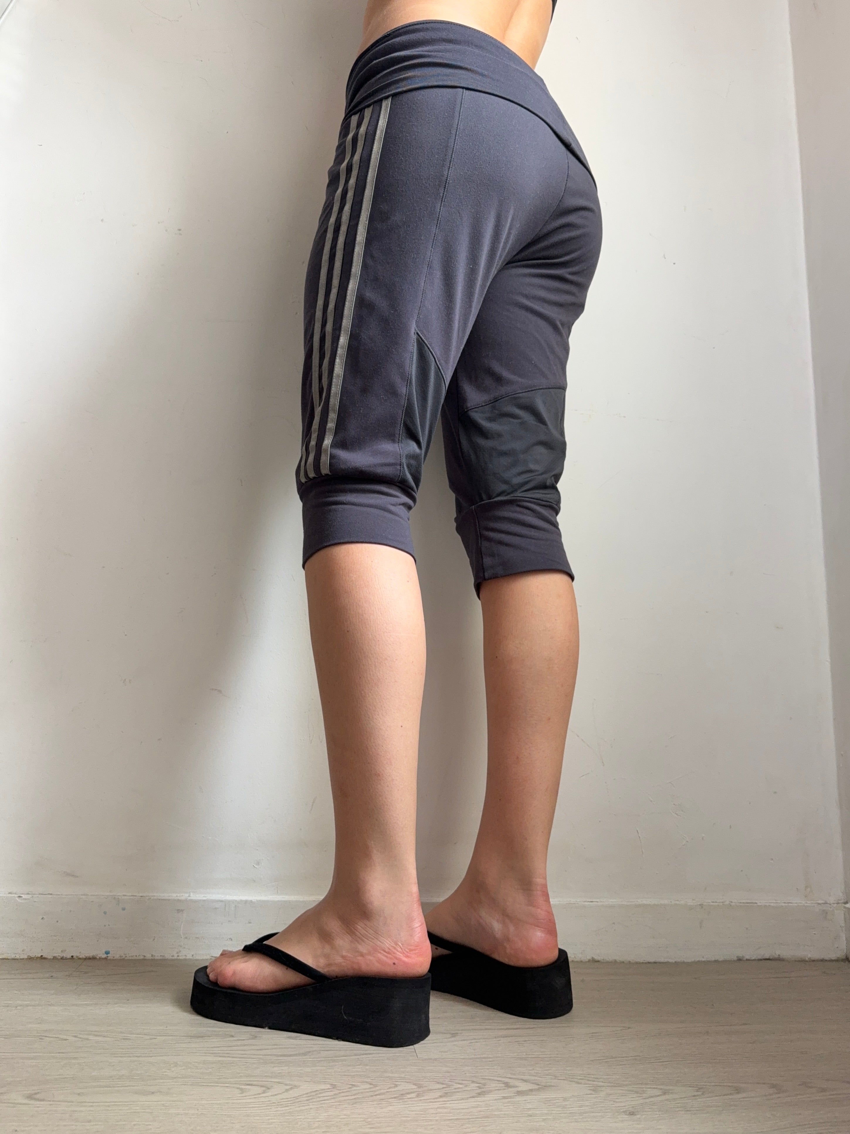 Navy activewear low rise capri pants (S)
