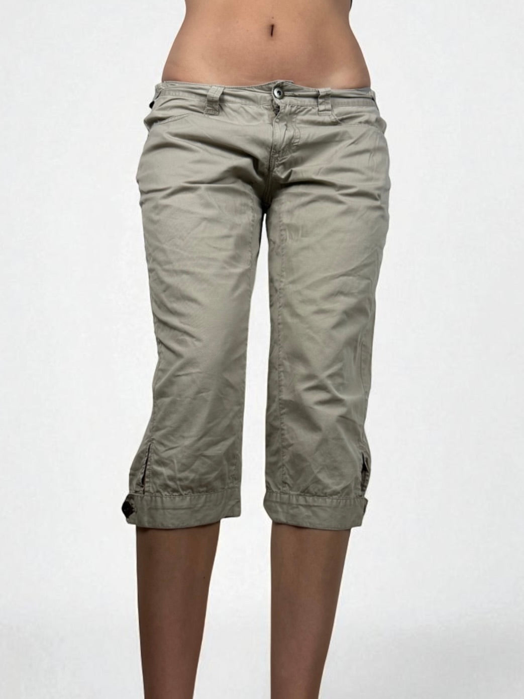 Beige low rise cargo capri pants (M)