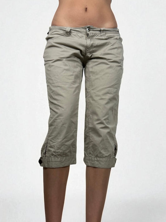Beige low rise cargo capri pants (M)