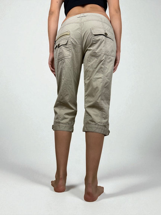 Beige low rise cargo capri pants (M)