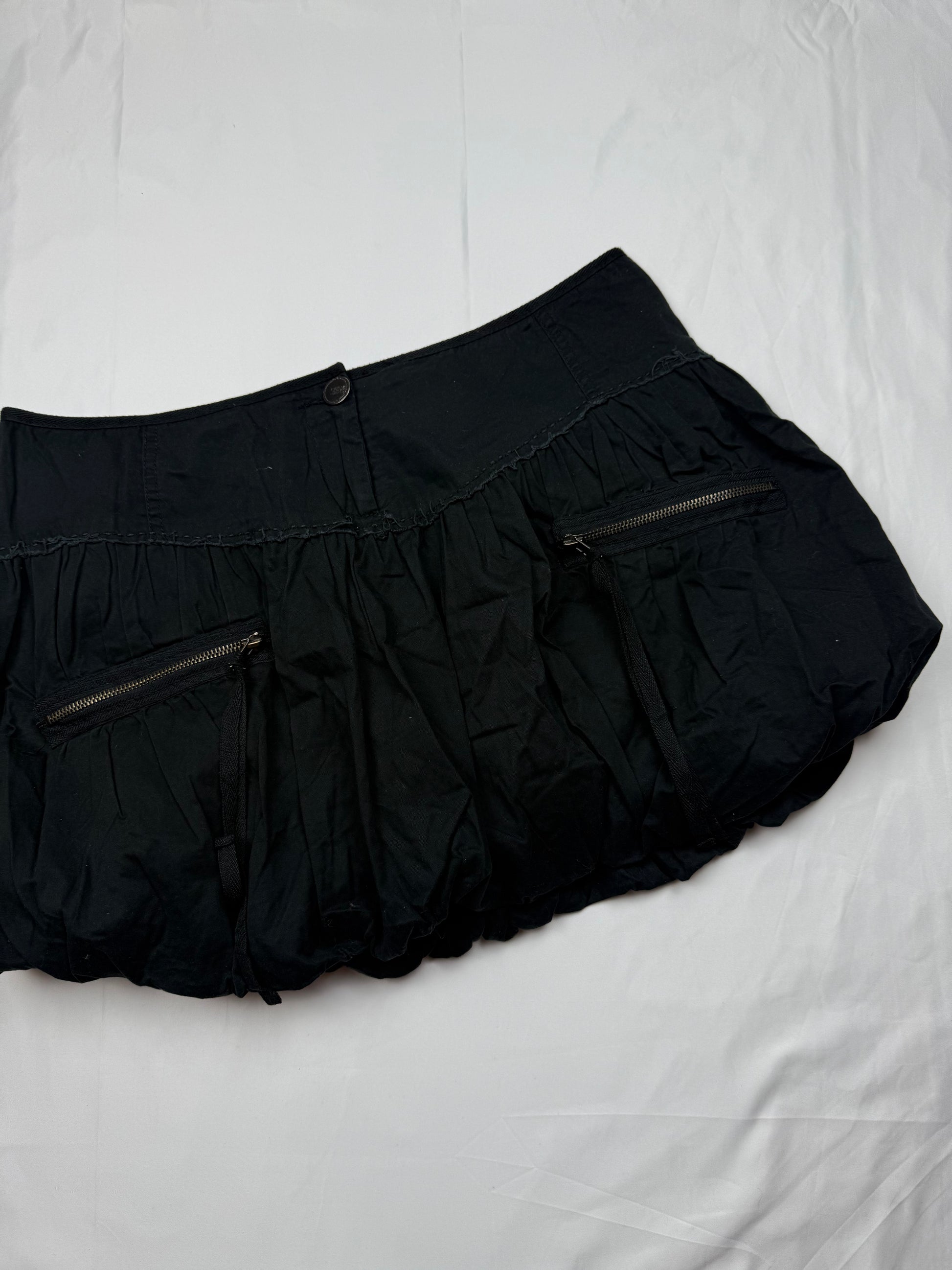 Black low rise balloon pleated mini skirt (M/L)