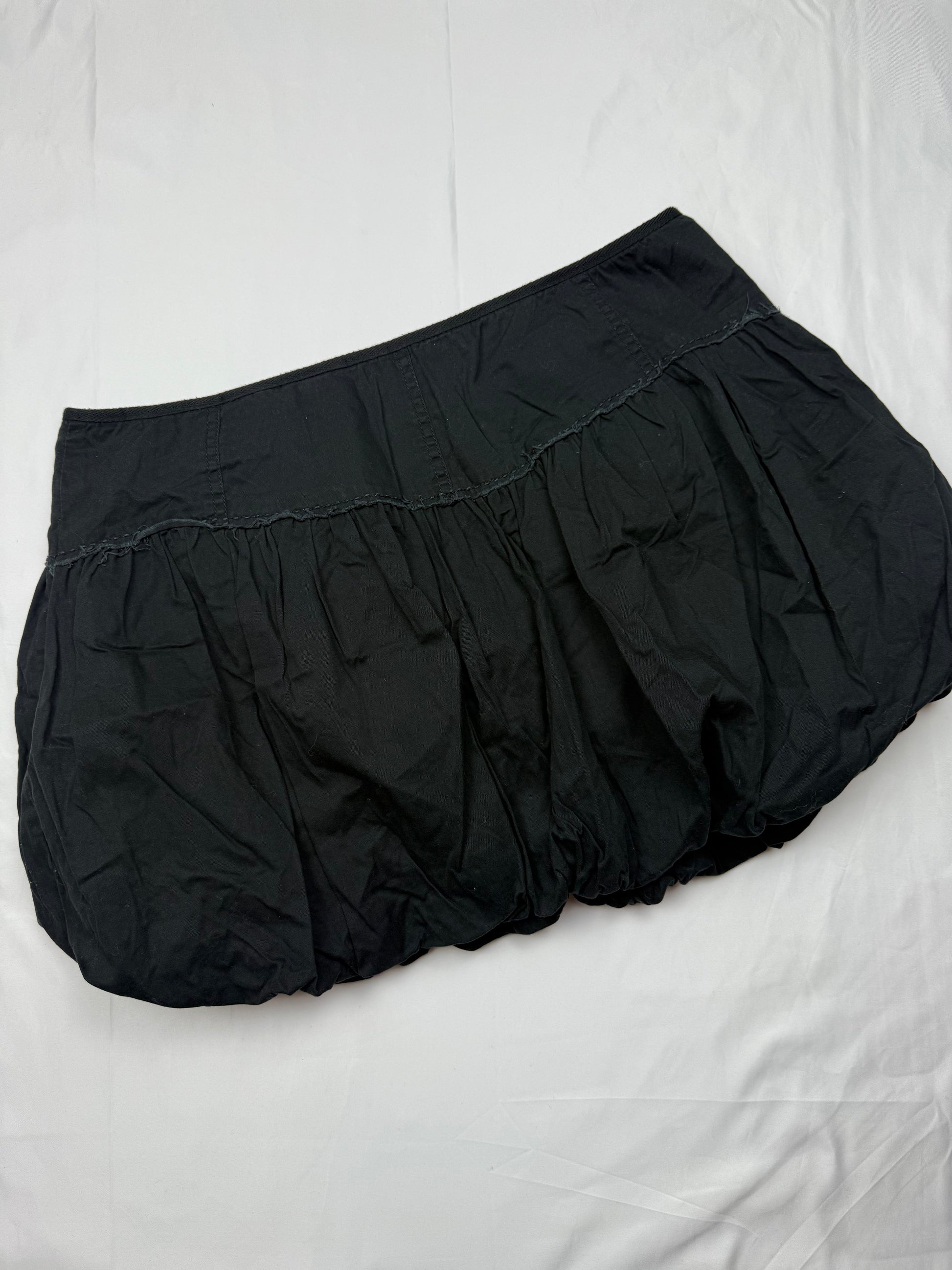Black low rise balloon pleated mini skirt (M/L)