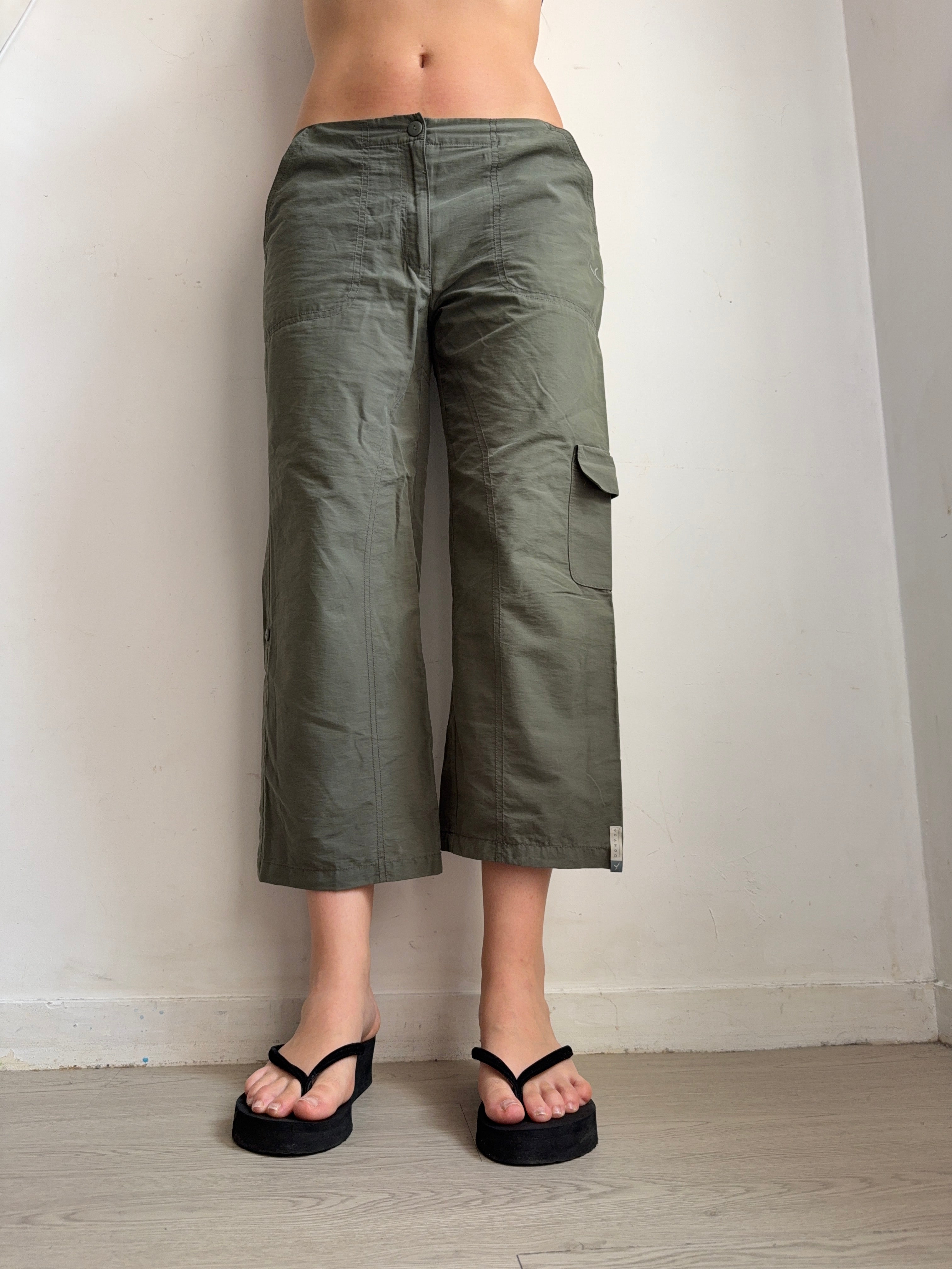 Khaki stretchy low rise capri pants (S)