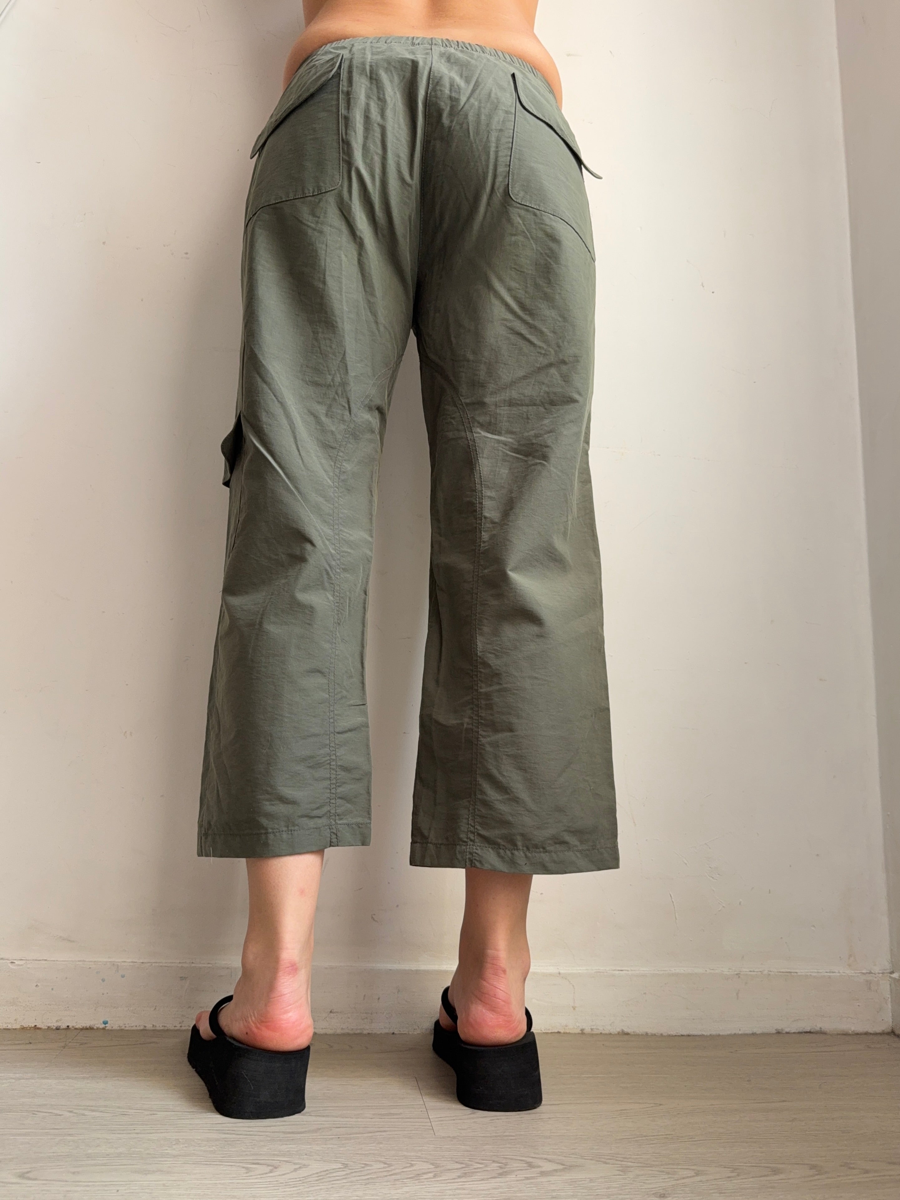 Khaki stretchy low rise capri pants (S)