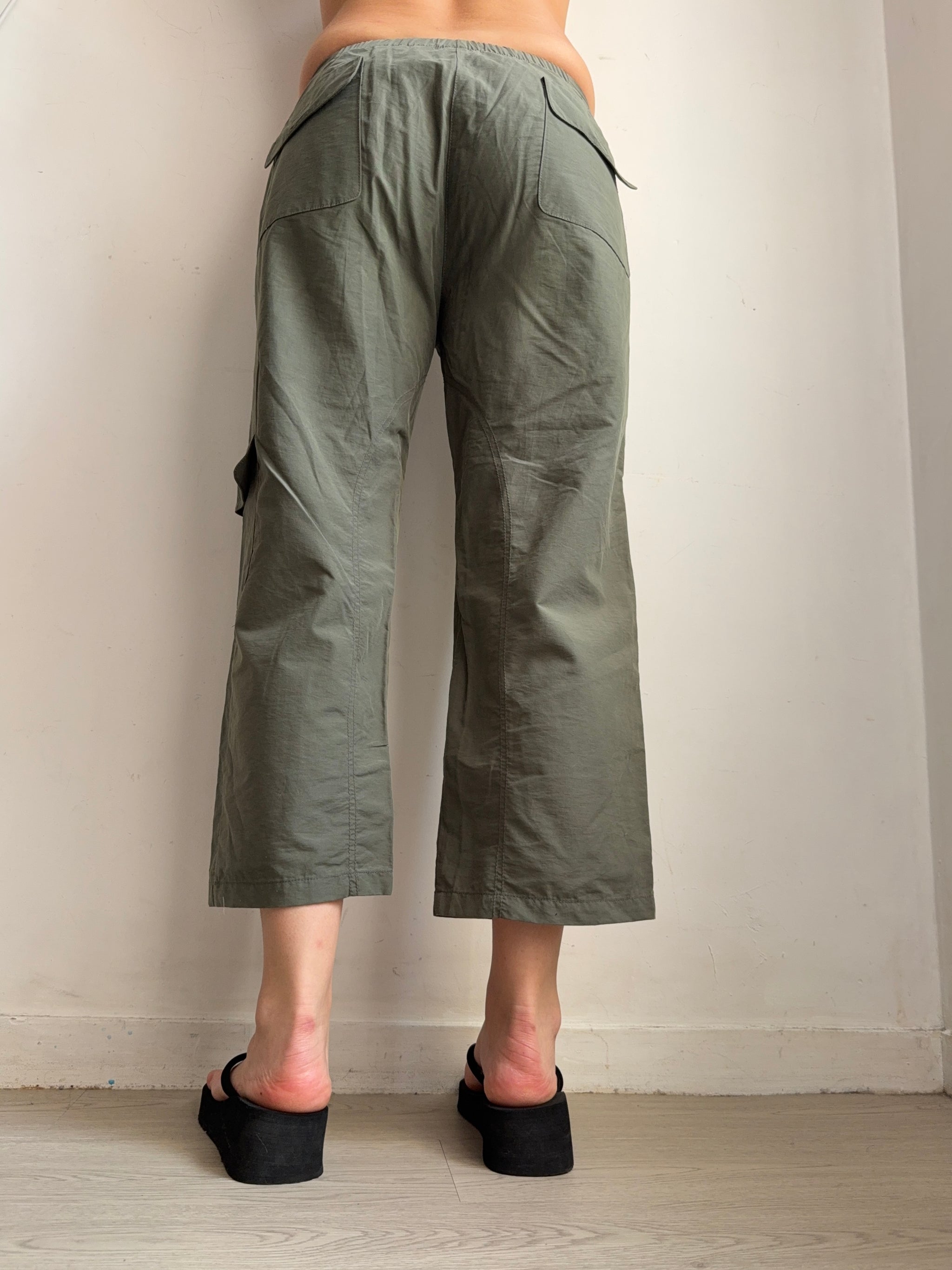 Khaki stretchy low rise capri pants (S)
