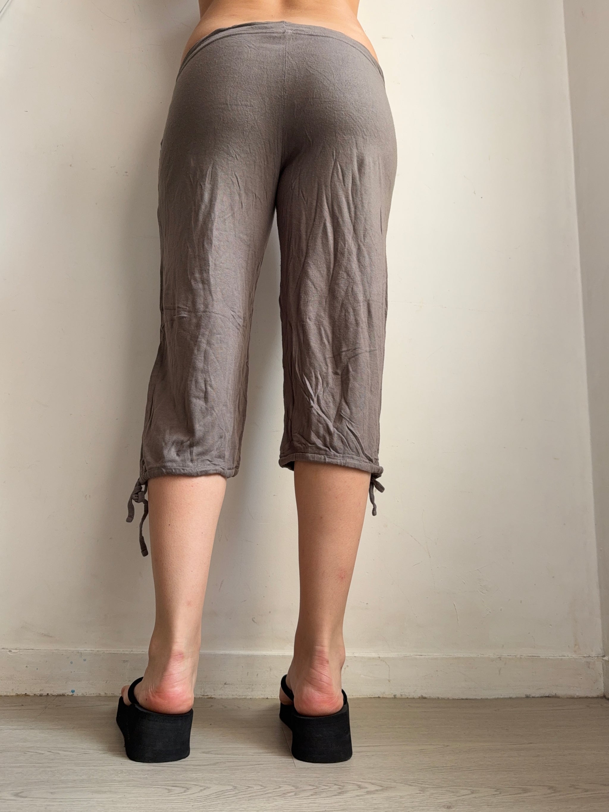 Khaki stretchy low rise capri pants (M)