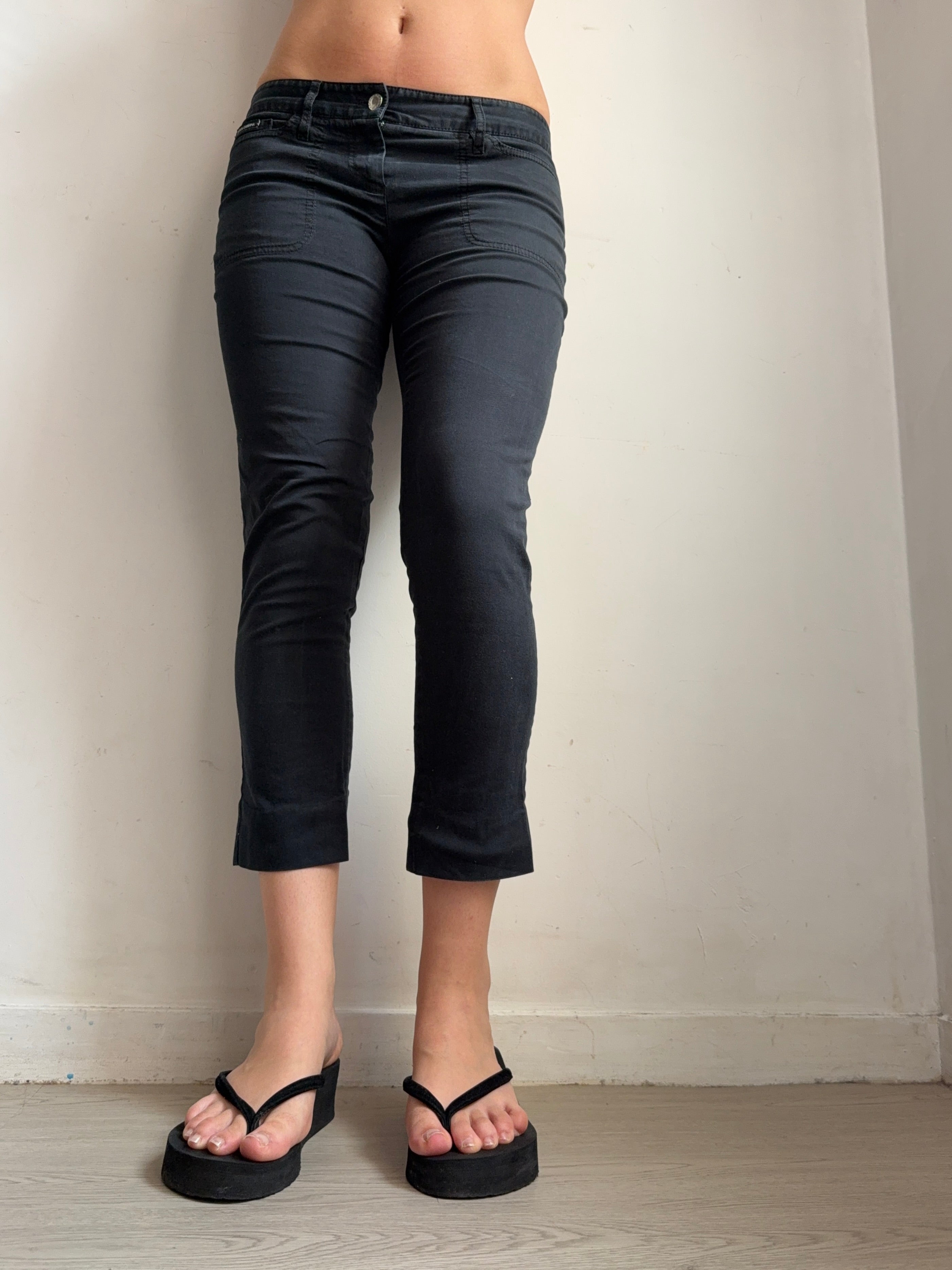 Black denim low rise capri pants (M)