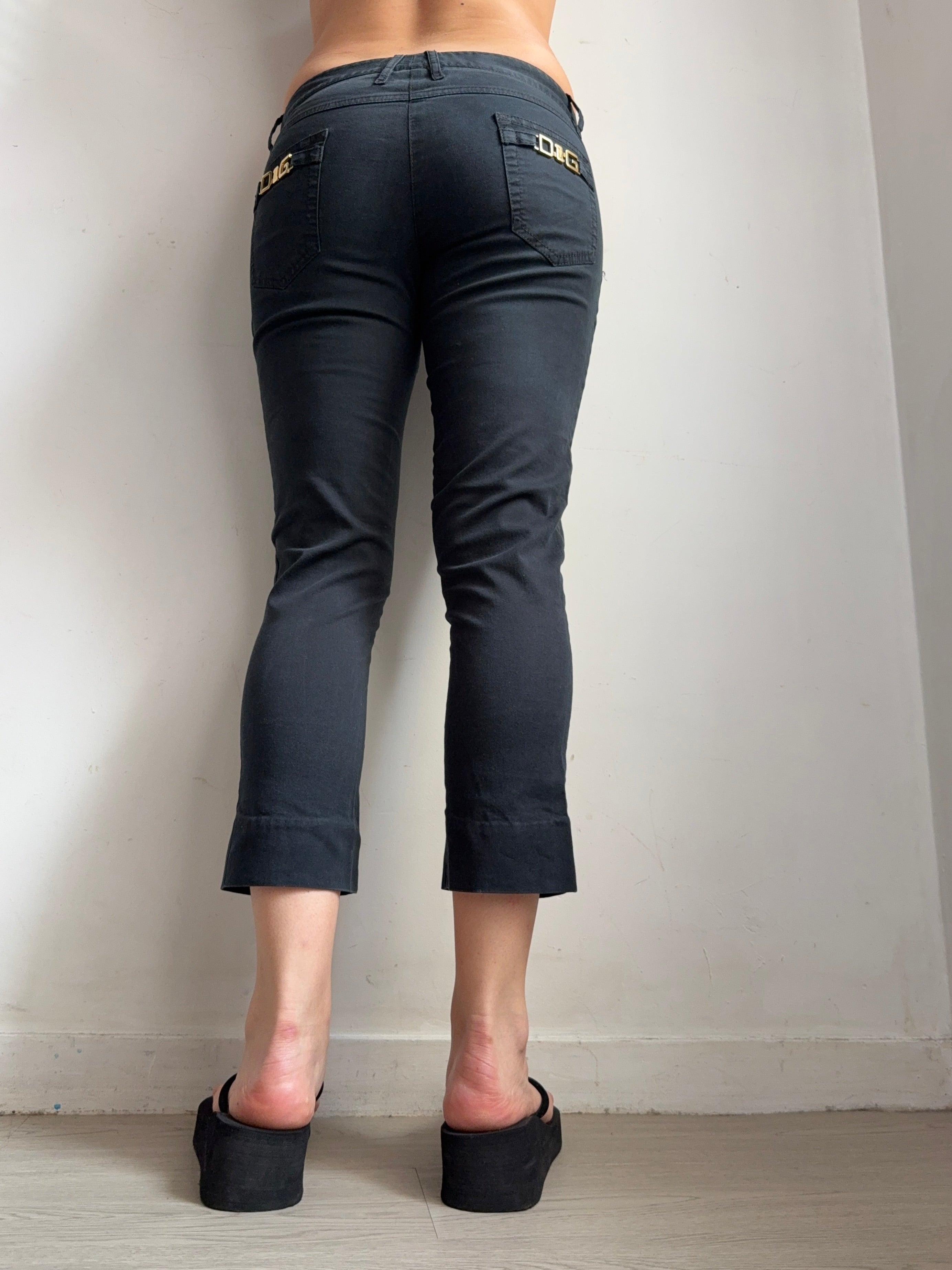Black denim low rise capri pants (M)
