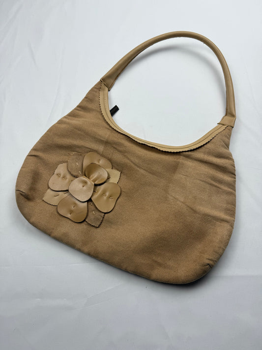 Beige flower appliqué shoulder bag (29x18cm)