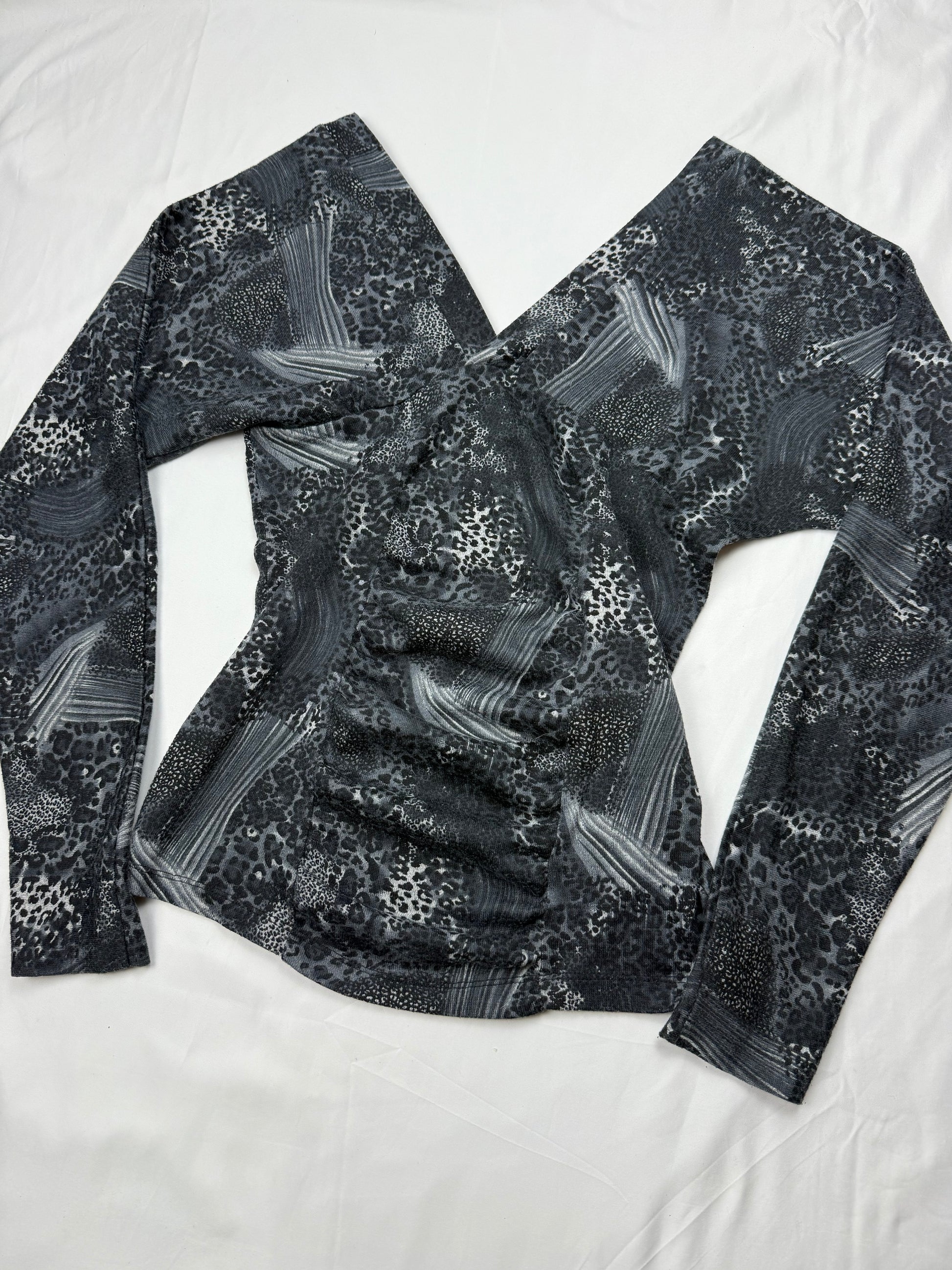 Grey graphic V neck stretchy long sleeves top (S/M)