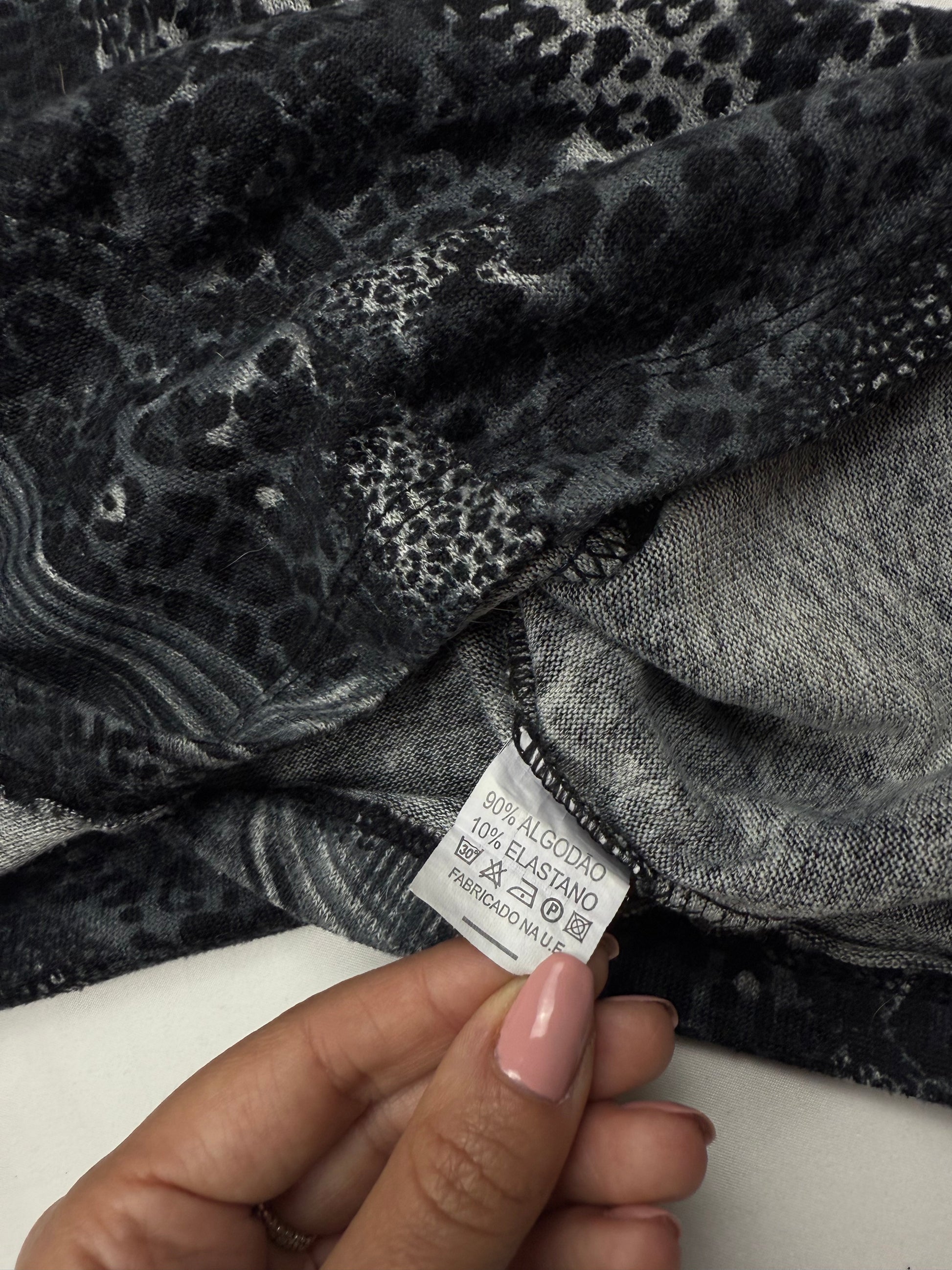 Grey graphic V neck stretchy long sleeves top (S/M)