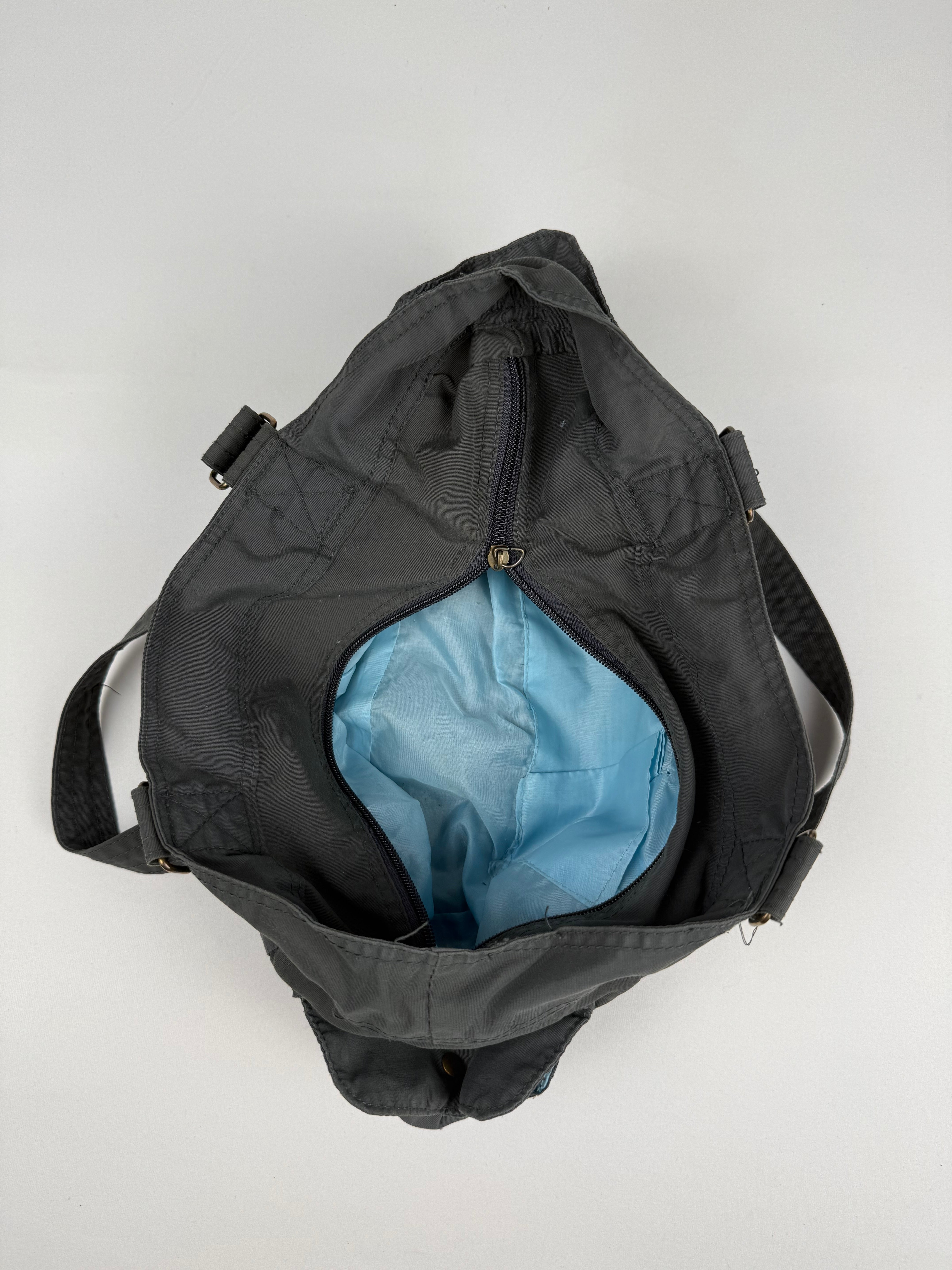 Sac à bandoulière gris avec breloques (20x38 cm)