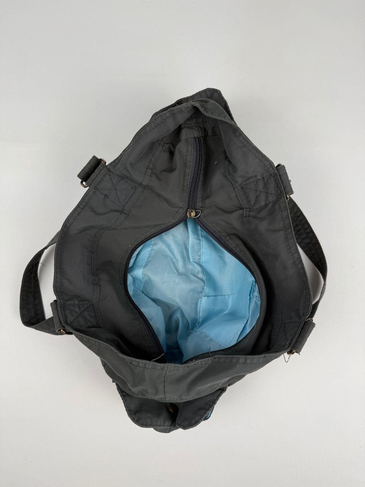 Sac à bandoulière gris avec breloques (20x38 cm)