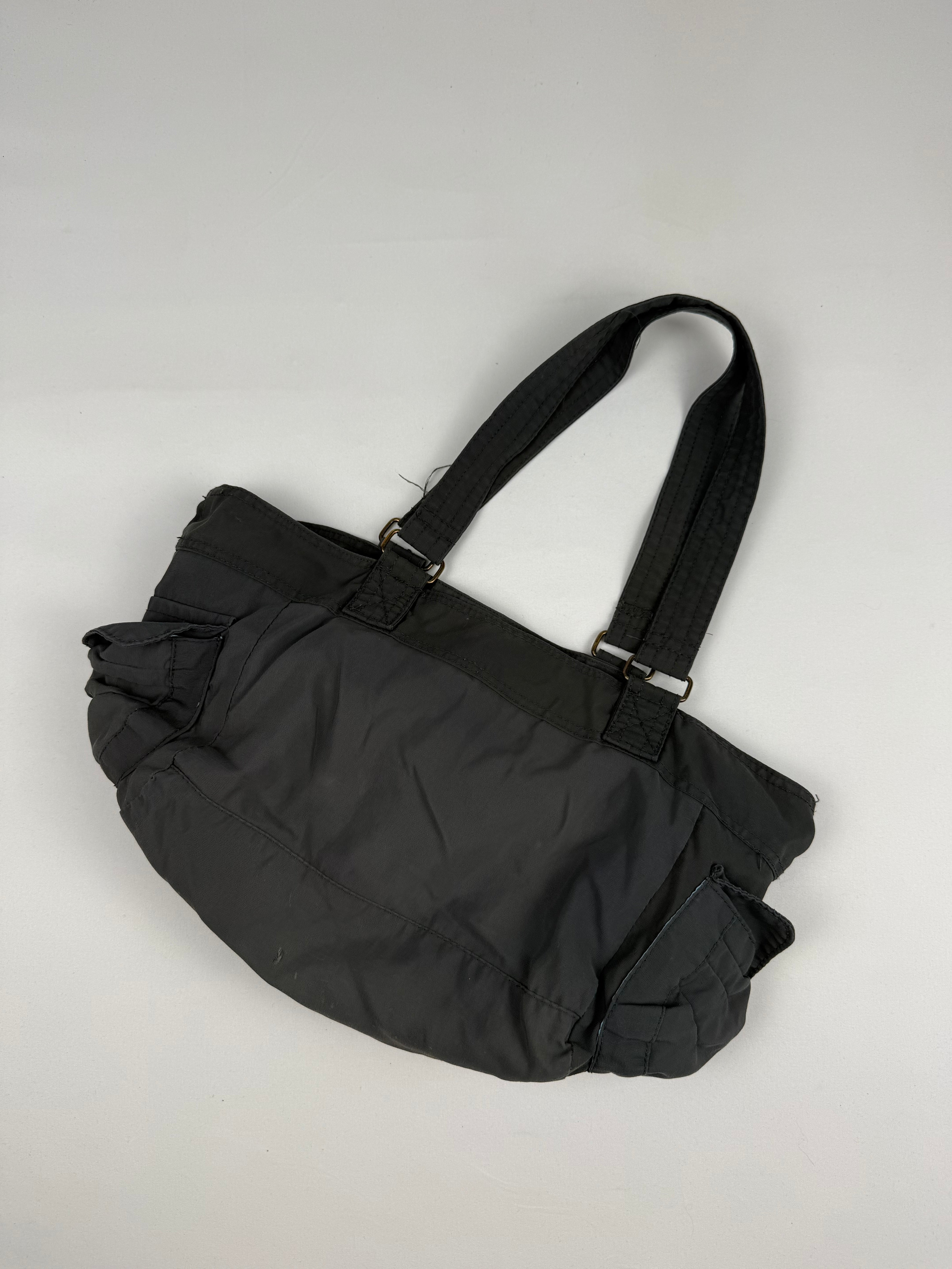 Sac à bandoulière gris avec breloques (20x38 cm)