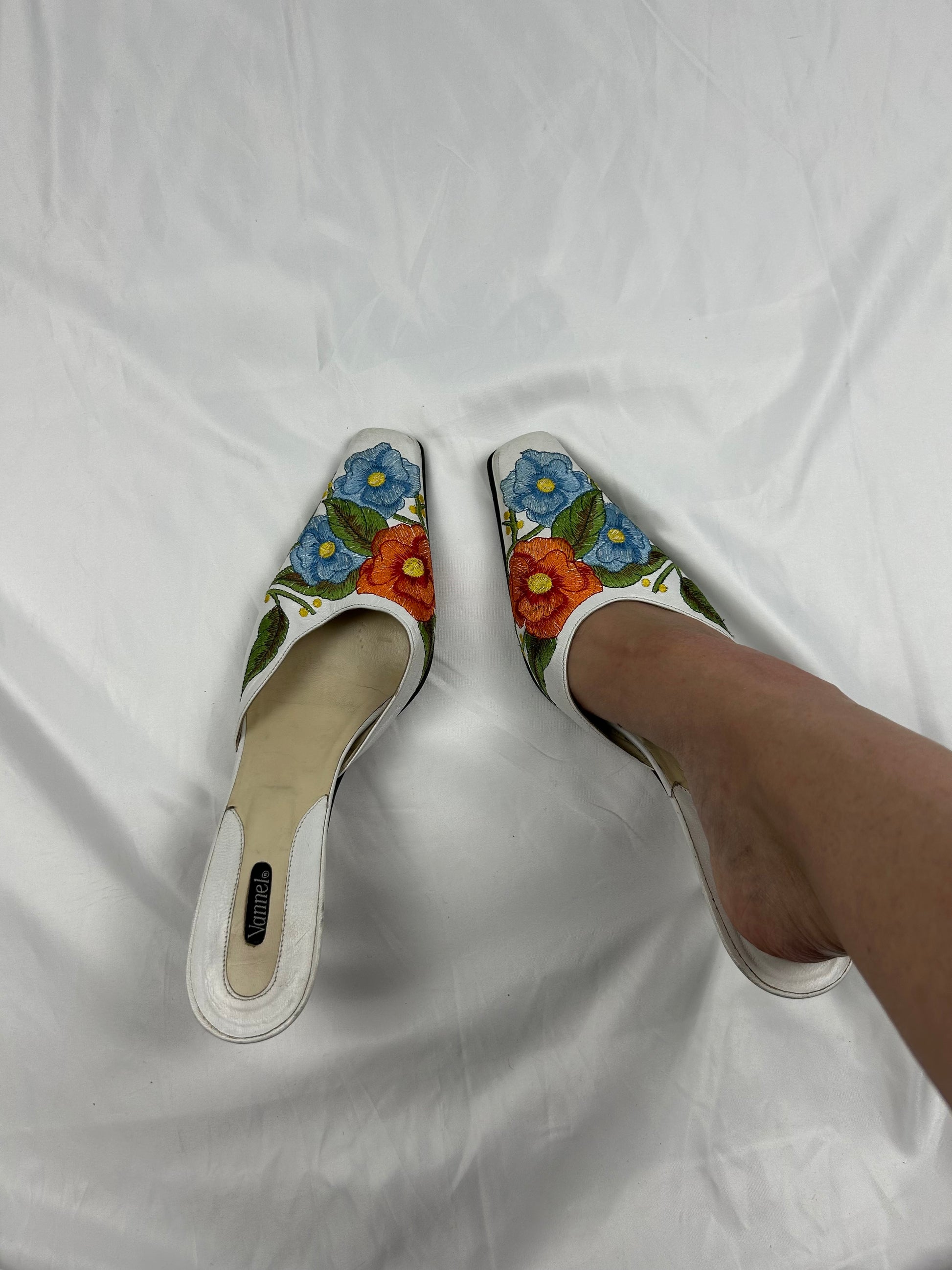 White embroidered floral pointed toes heels mules (38)