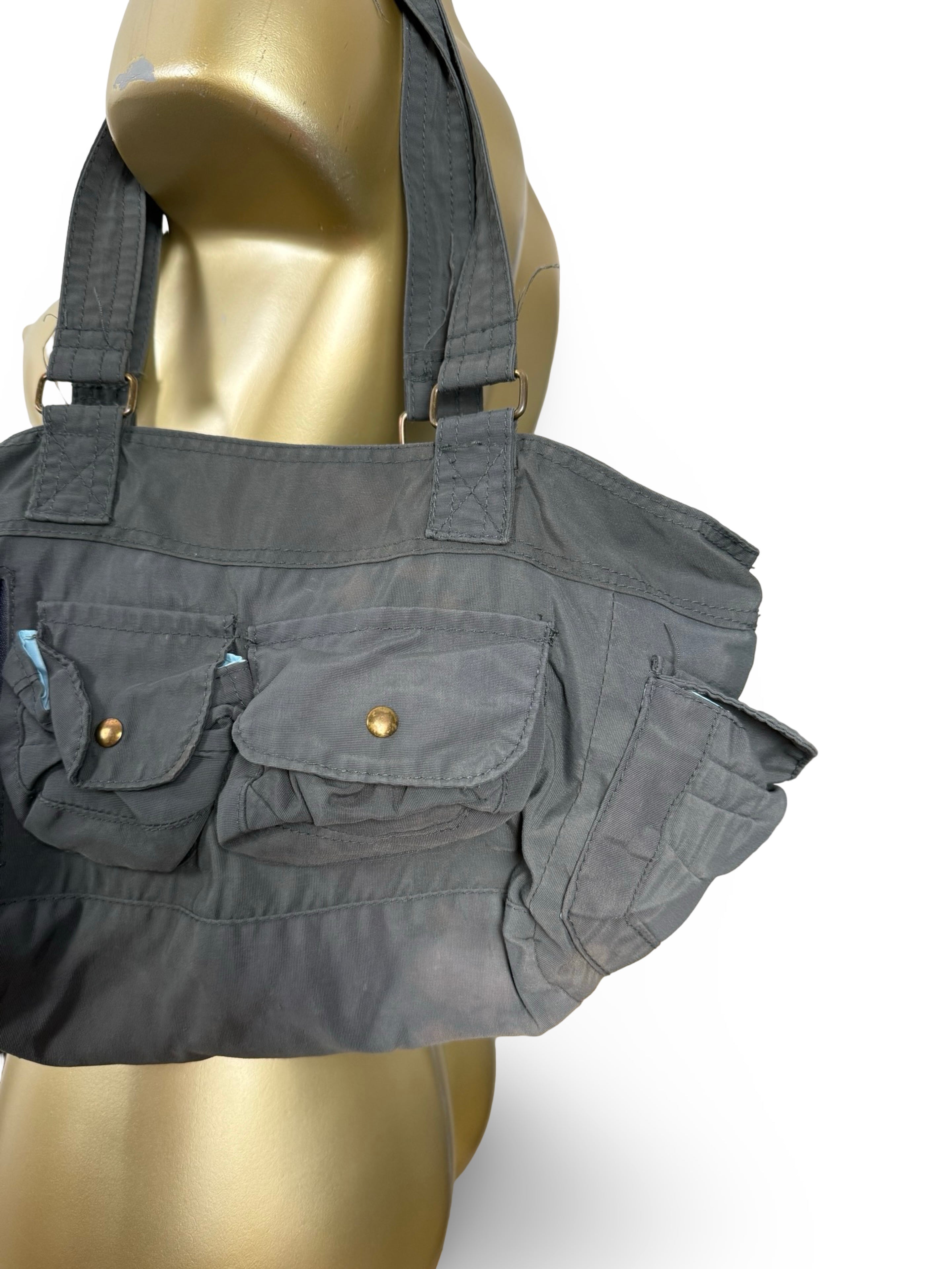 Sac à bandoulière gris avec breloques (20x38 cm)