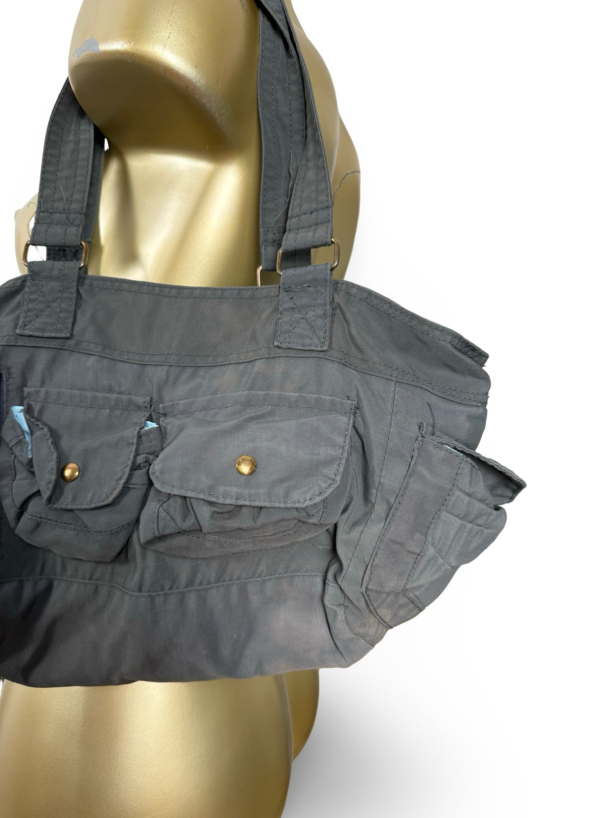 Sac à bandoulière gris avec breloques (20x38 cm)