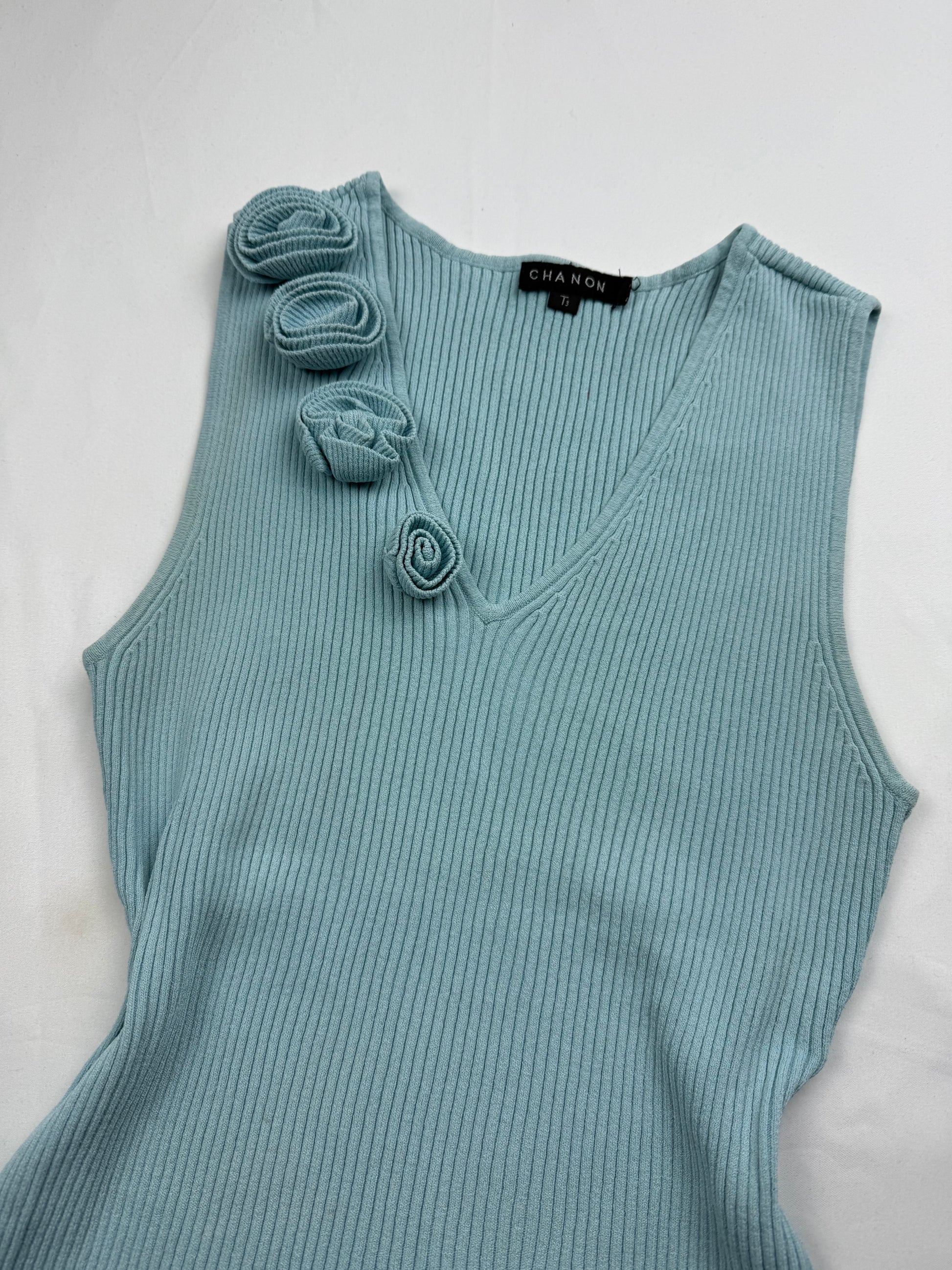 Blue ribbed flower appliqué knitted tank top (M)