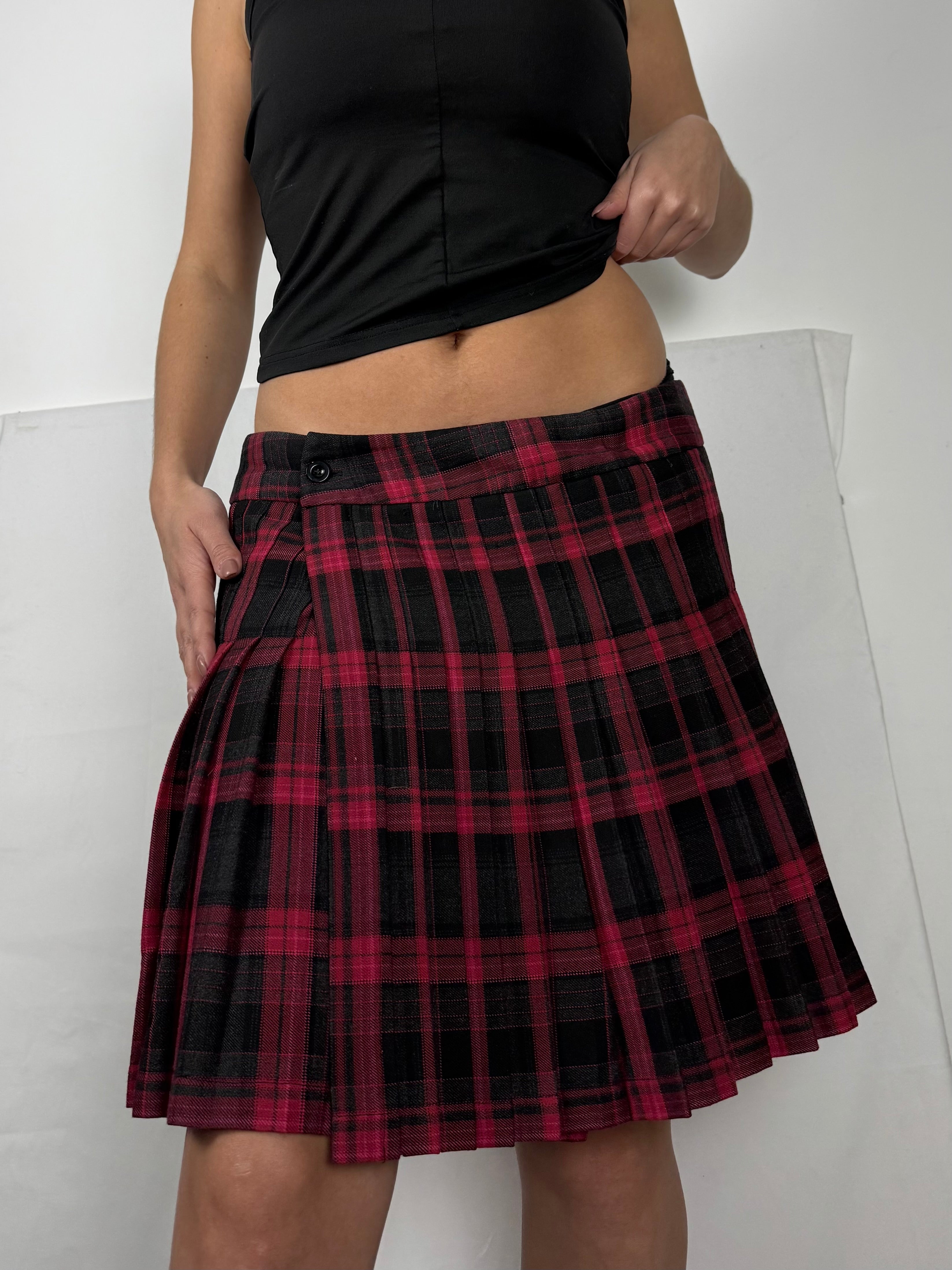 Red check print low rise pleated mini skirt (XL)
