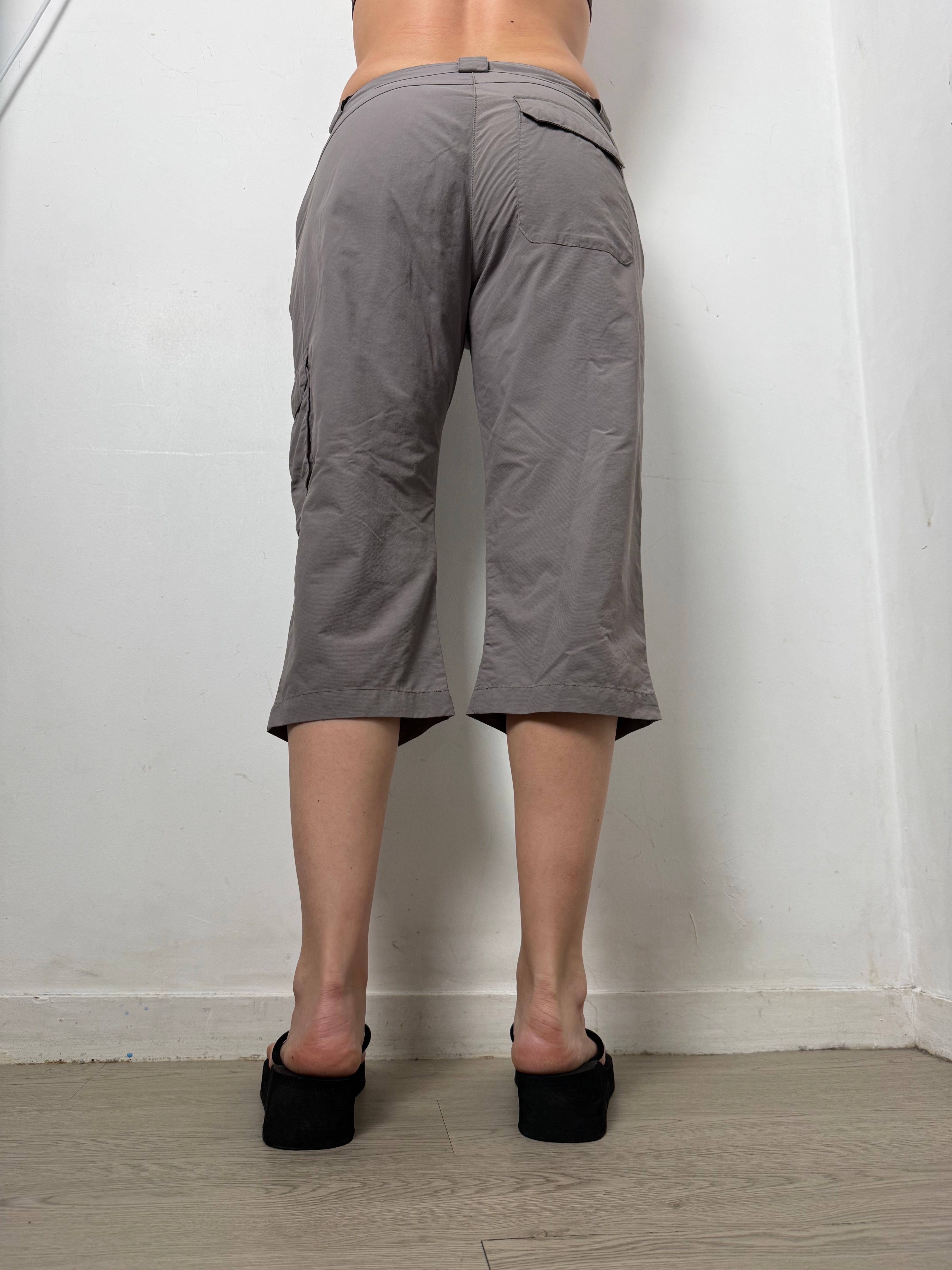 Grey cargo low rise capri pants (L)