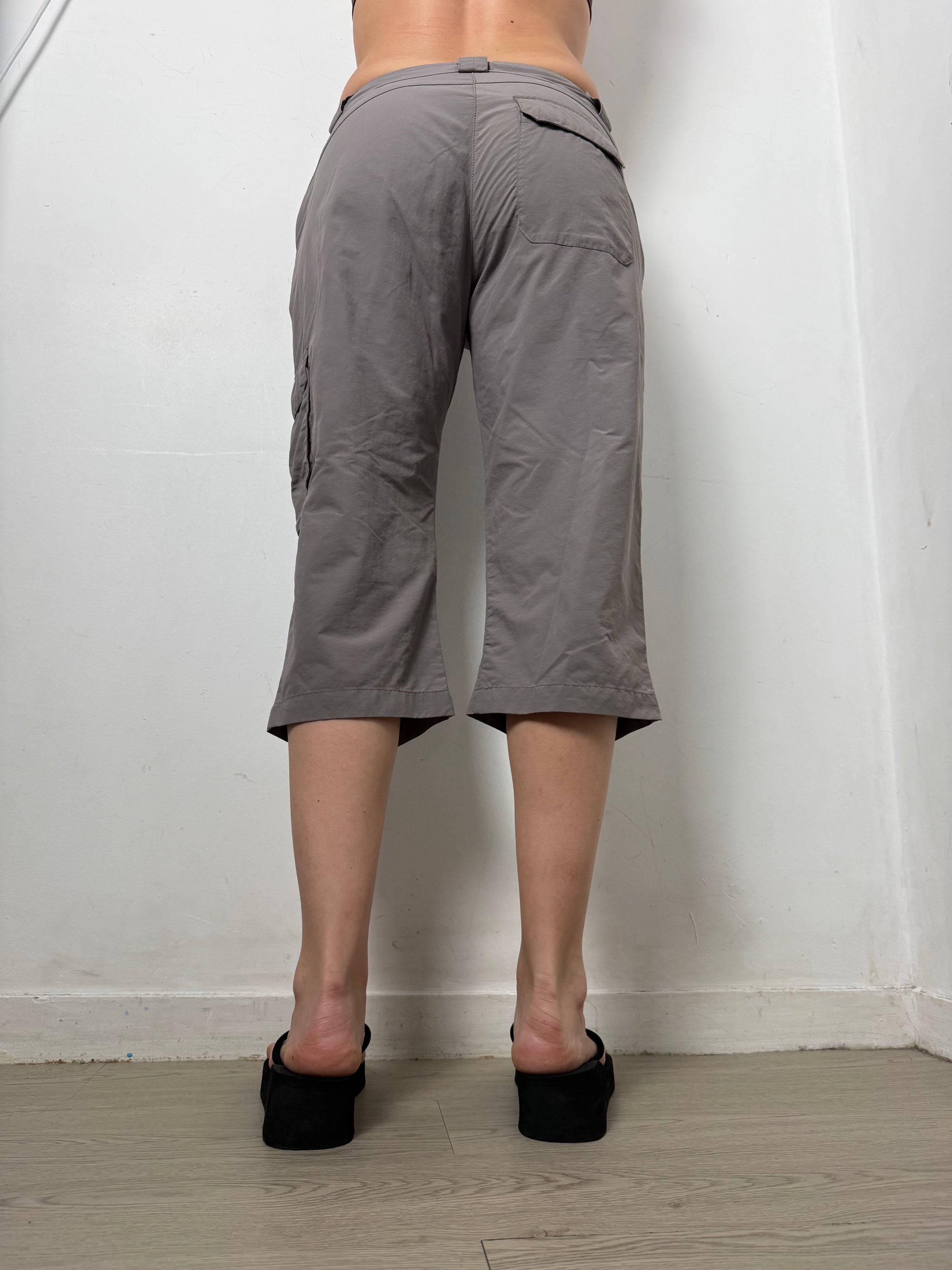 Grey cargo low rise capri pants (L)