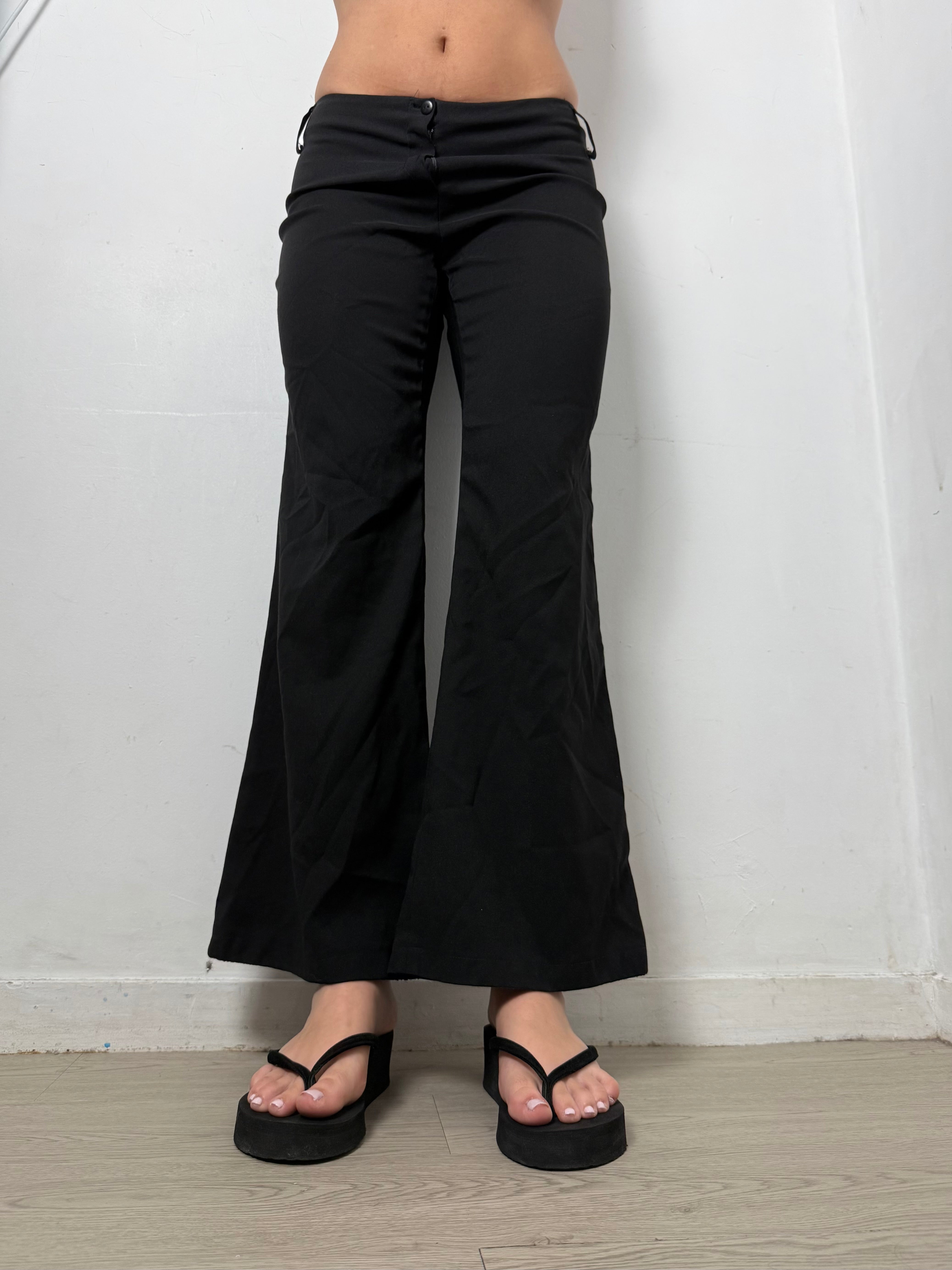 Black stretchy low rise capri pants (M)