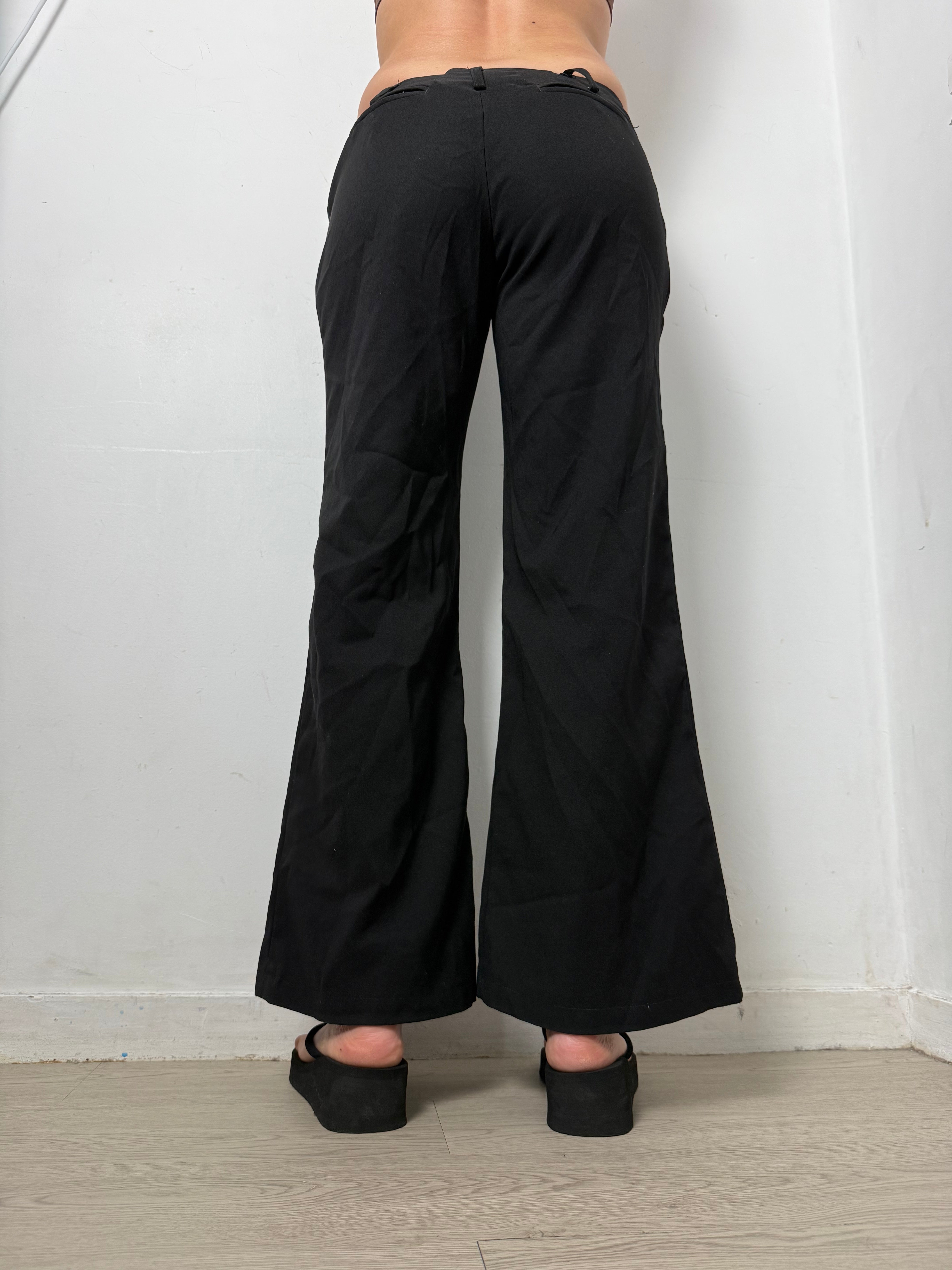 Black stretchy low rise capri pants (M)
