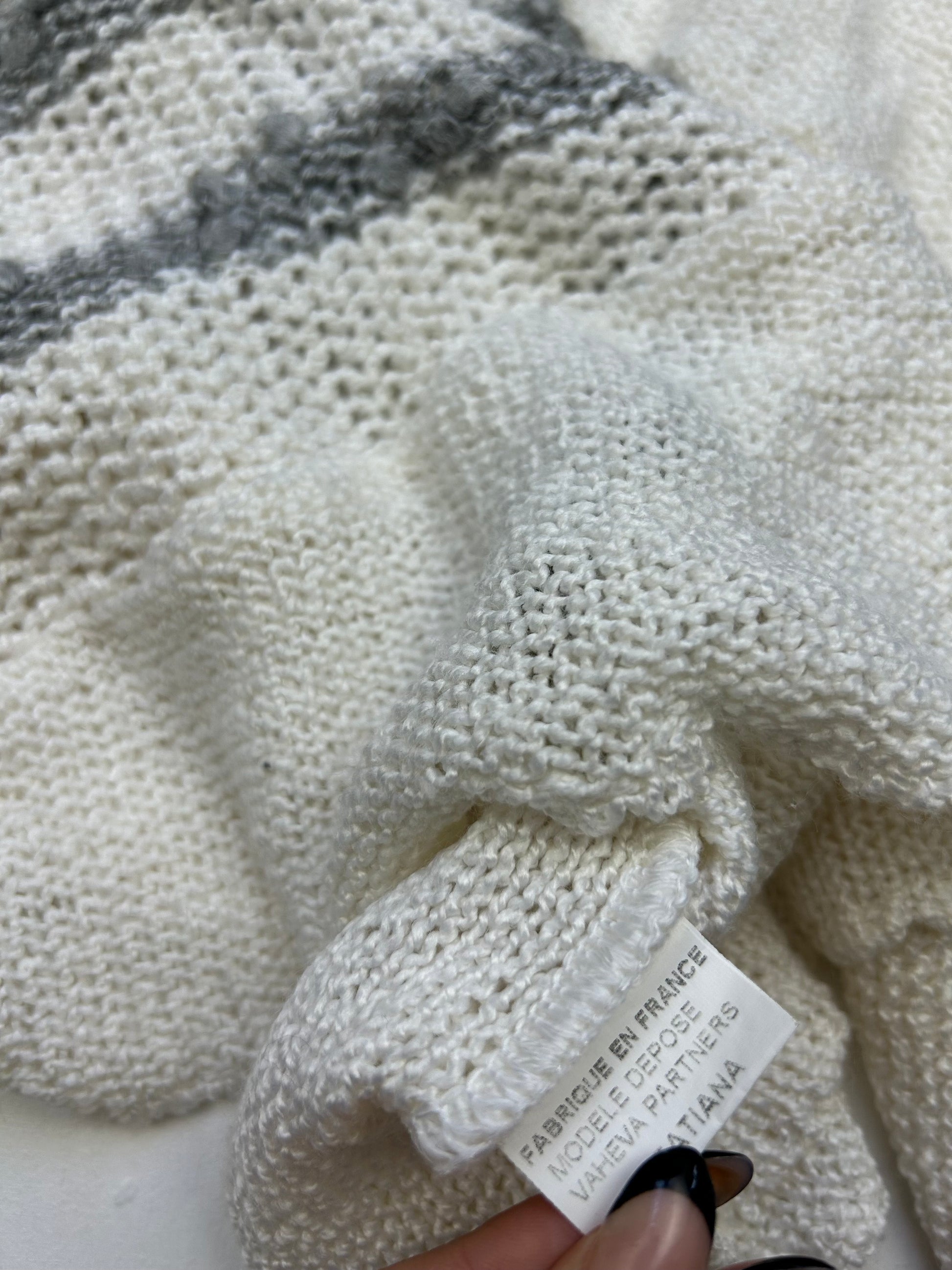 White V neck  jumper (S/M)