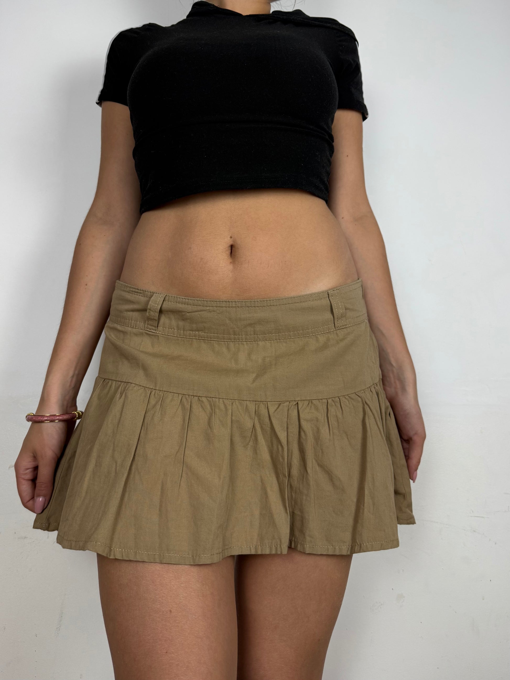Beige low rise mini pleated skirt (M/L)