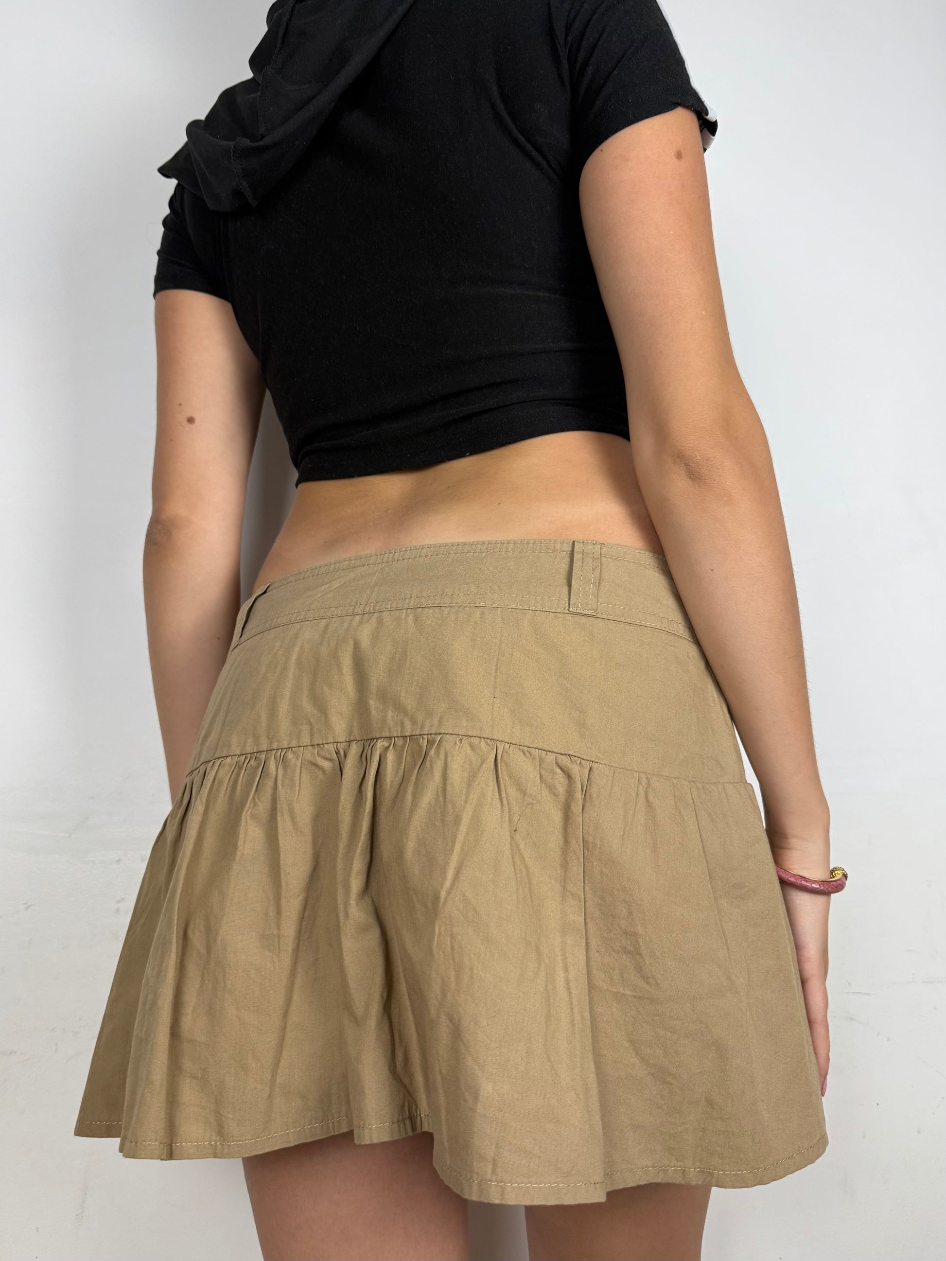 Beige low rise mini pleated skirt (M/L)