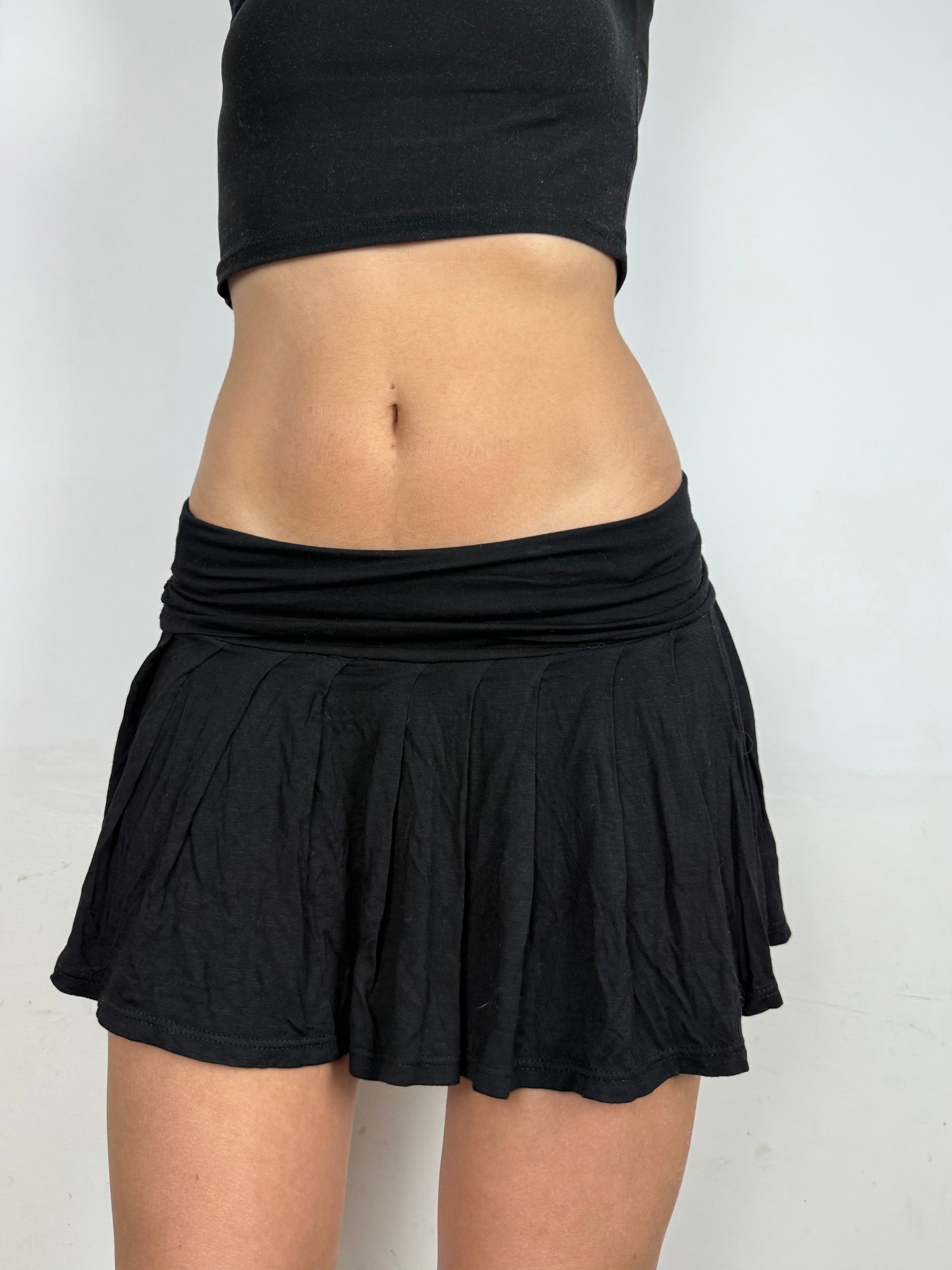 Black low rise pleated mini skirt (S/M)