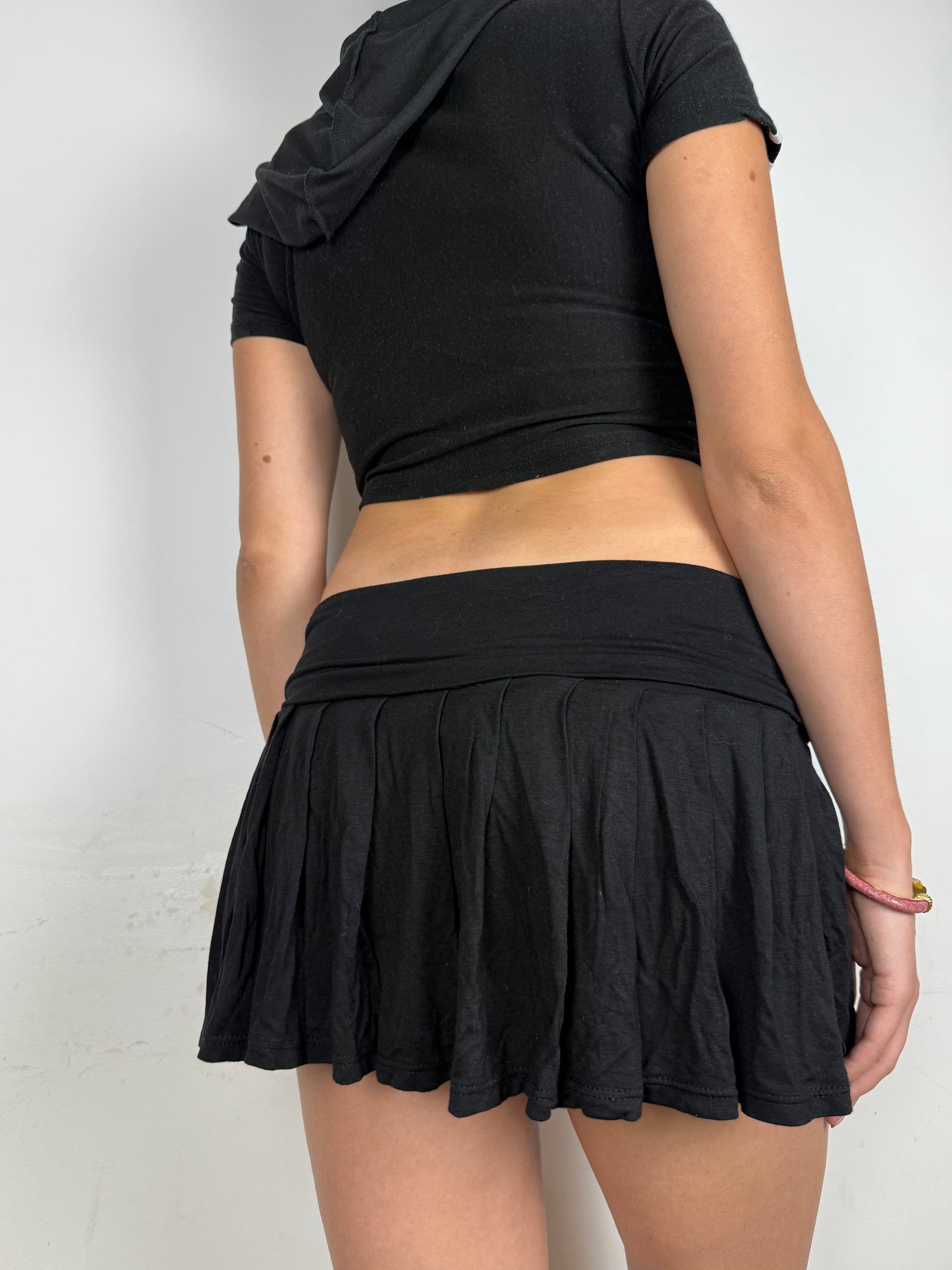 Black low rise pleated mini skirt (S/M)